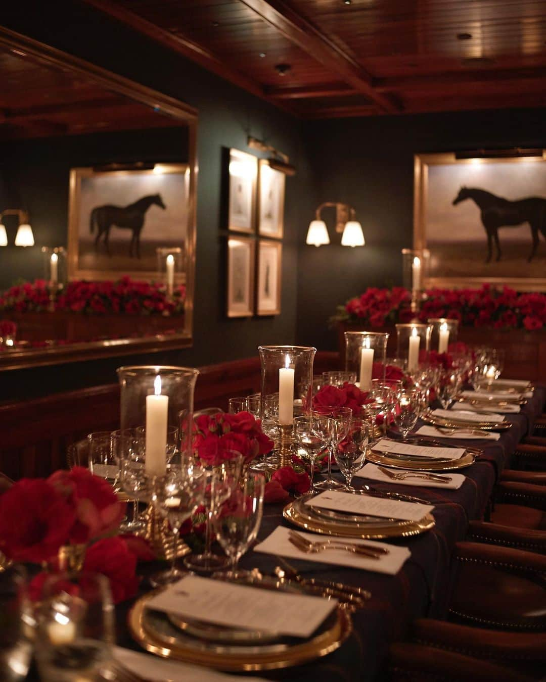 Polo Ralph Laurenさんのインスタグラム写真 - (Polo Ralph LaurenInstagram)「#RalphLaurenHome creates the perfect festive setting for #TaylorHill's holiday gathering at #ThePoloBar.  The Wexford Tartan china and Wentworth gold flatware were accompanied by lush arrangements of red Amaryllis, Ranunculus and Peony Tulips.  #PoloRalphLauren」12月10日 11時24分 - poloralphlauren