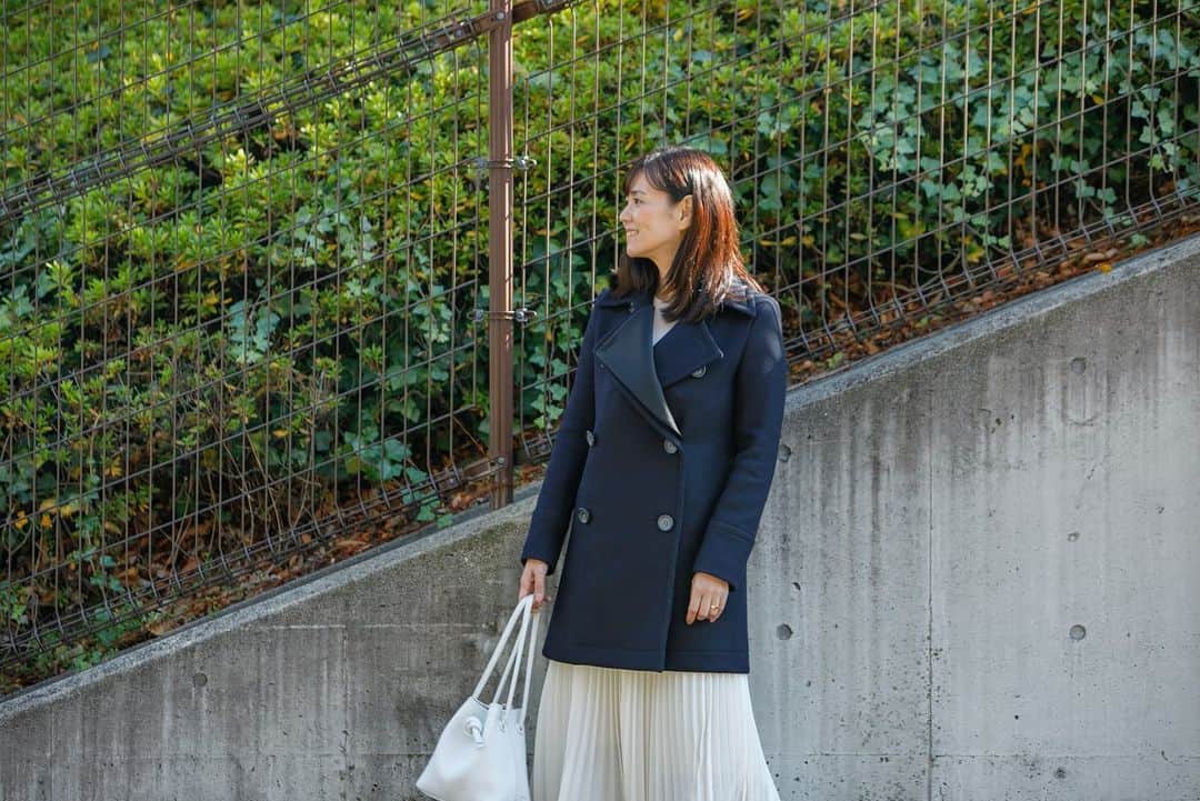 田中幸恵のインスタグラム：「____ . 📢さっきの消してしまったので再ポスト🙋‍♀️ .  ブーツの企画やってたら、これまた久しぶりに履きたくなって サルトルのブーツ引っ張りだしてきた👢 . 女らしい　@cen.___jp  のプリーツスカートに、かっちりのピーコートとサルトルをあわせることで、甘くならずトラッド要素出るから好き♡ . . 昨日は　@m_akiron  の撮影をさせてもらって、次号のVERYに出てくれる予定ですので、あきろんファンの皆さま、お楽しみに笑♡ あきろん、朝イチからありがとー☺️ . . #cen_jp  #thereracs  #sartre  #vasic  #ザリラクス  #サルトル　#ピーコート  #ootd #cordinate  #outfit」
