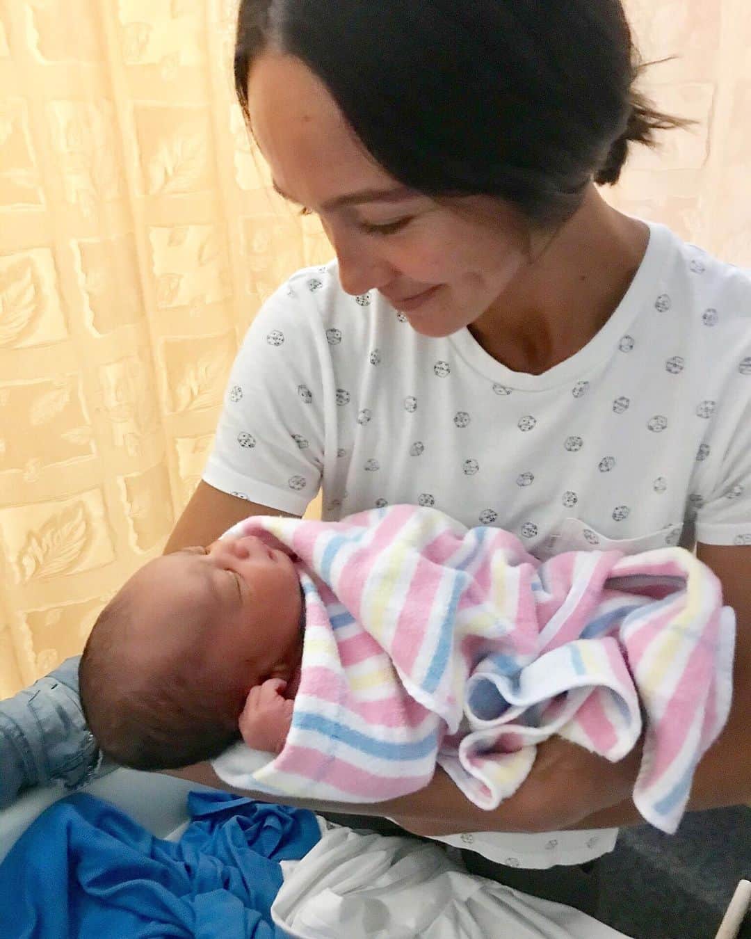 シャーニ・ヴィンソンのインスタグラム：「Honored to be crowned Aunty Sharni to this king, ‘Makai Eversley’🤴🏿 Born 29/11 to proud first time parents @becca_sopher @itshaydock 💙 Welcome to the family little man! Pictured here at 15 hours old after an anxious night awaiting news of his arrival. Becca, you have always been my hero but you just became a superhero. Howie, one day I hope to find a man who exudes the qualities you have exhibited throughout life and in these early stages of fatherhood! #inspiration #babyonboard #stolenheart #nephew #auntysharni #loveatfirstsight #itsaboy」