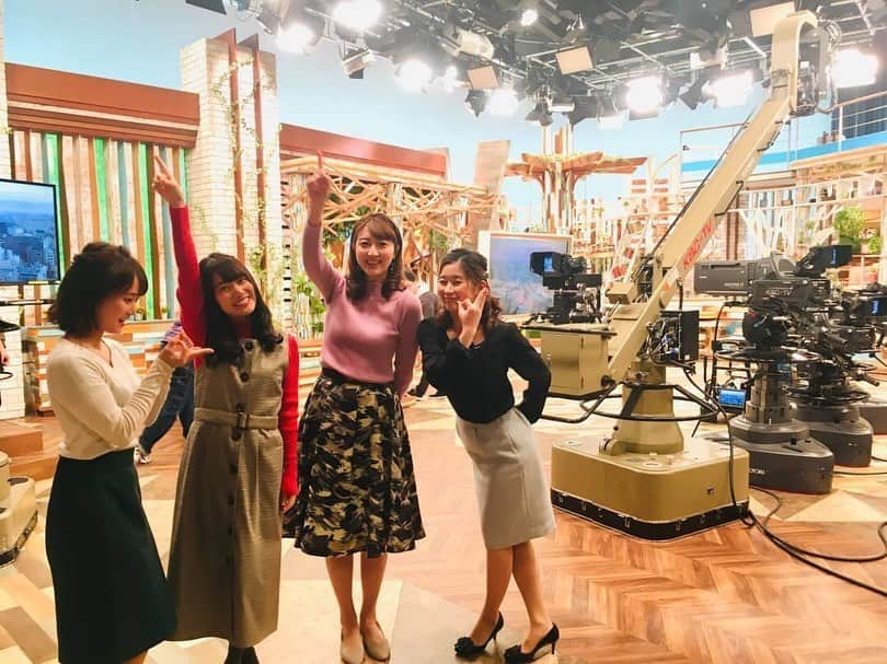 KBCテレビ「アサデス。」さんのインスタグラム写真 - (KBCテレビ「アサデス。」Instagram)「おはようございます！ お天気アシスタント平島彩香です😊 今日は打ち合わせ中の岩部さんをこっそり撮らせてもらいました📷✨ テレビの画面で見るのとはまた違う感じですね！真剣な表情です👀  さて！乾燥が気になる季節💨 今日は、この時期活躍するハンドクリームの意外な使い方を教えてもらいました✌️ ハンドクリームを塗った手でタイツを撫でると、スカートが静電気でまとわりつくことが減るらしいです💕 お試しあれ〜🌷 いってらっしゃい！  #アサデス。#kbc#福岡#fukuoka」12月10日 11時32分 - asadesu_kbc