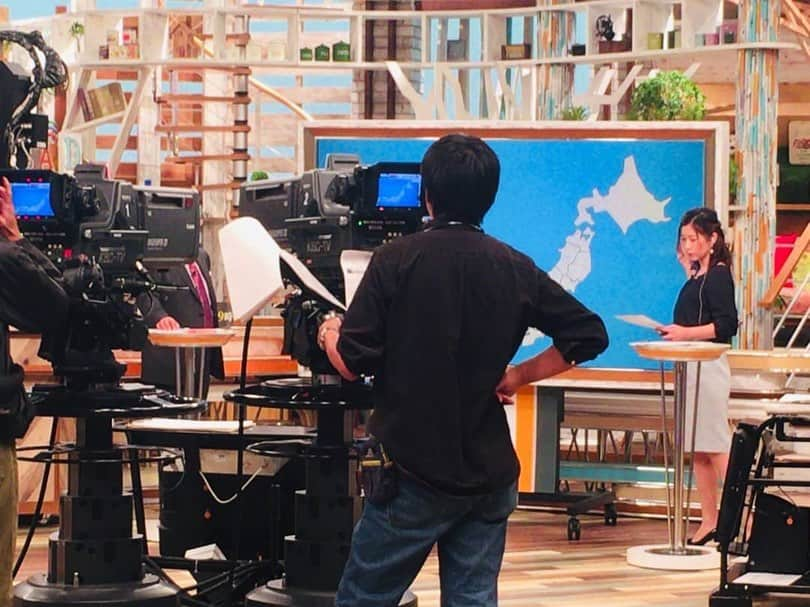 KBCテレビ「アサデス。」さんのインスタグラム写真 - (KBCテレビ「アサデス。」Instagram)「おはようございます！ お天気アシスタント平島彩香です😊 今日は打ち合わせ中の岩部さんをこっそり撮らせてもらいました📷✨ テレビの画面で見るのとはまた違う感じですね！真剣な表情です👀  さて！乾燥が気になる季節💨 今日は、この時期活躍するハンドクリームの意外な使い方を教えてもらいました✌️ ハンドクリームを塗った手でタイツを撫でると、スカートが静電気でまとわりつくことが減るらしいです💕 お試しあれ〜🌷 いってらっしゃい！  #アサデス。#kbc#福岡#fukuoka」12月10日 11時32分 - asadesu_kbc