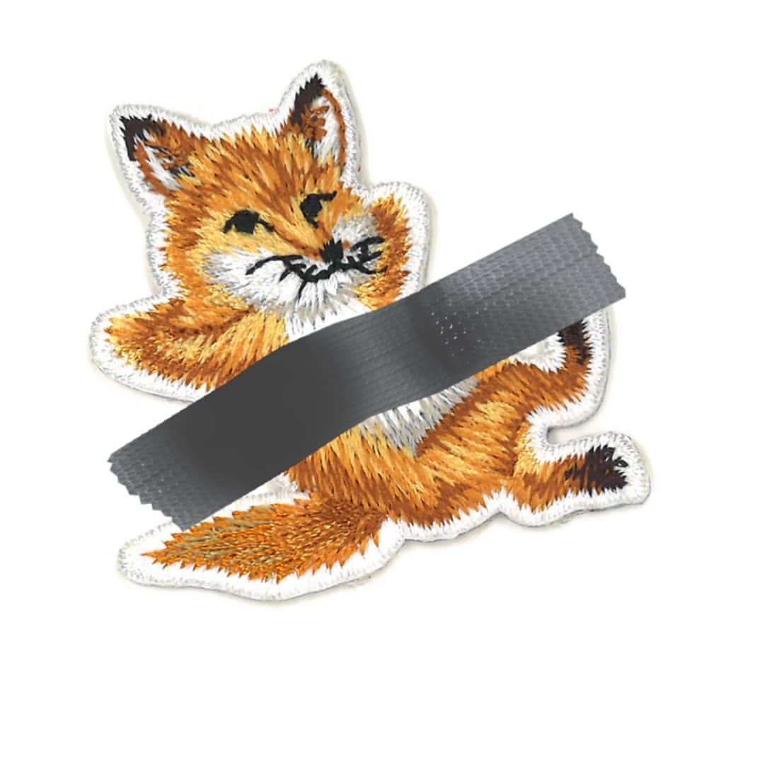 のインスタグラム：「Chillax fox is  joining the conversation @cattelanbanana 🍌」