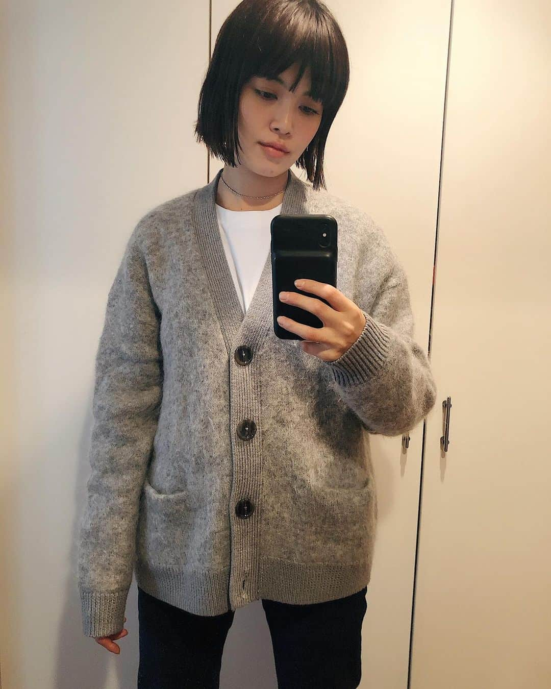 垣内彩未さんのインスタグラム写真 - (垣内彩未Instagram)「今年2色買いした アクネのモヘアカーディガン。 とにかく あったかい〜。 もう一色のベージュも お気に入り🧸  着回し効くから こればっかり着てる🔥  #kakiuchiayami服」12月10日 11時35分 - kakiuchiayami