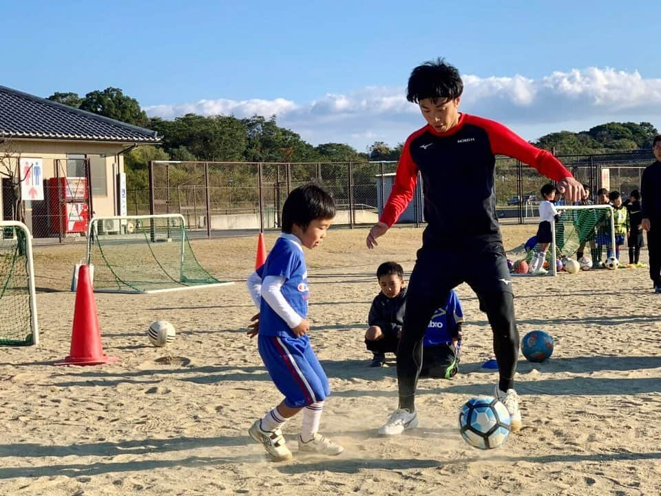 小山英機のインスタグラム：「. 先日、淡路島のサッカーチーム #五色FC の小学生たちとサッカーをするという神仕事がありました⚽️ とりあえずゲーゲンプレスとハイプレスの違い、ハーフスペースの有効性、偽サイドバックのメリットだけ教えておきました！！ . #相方が子供たちに #お前ゲキクサケツアゴデブやん #って言われてました #僕は #お前なでしこジャパン？ #って聞かれました #淡路島 #洲本市 #五色町 #サッカー #フットサル #フットボール #少年サッカー #TWICE #サナ」