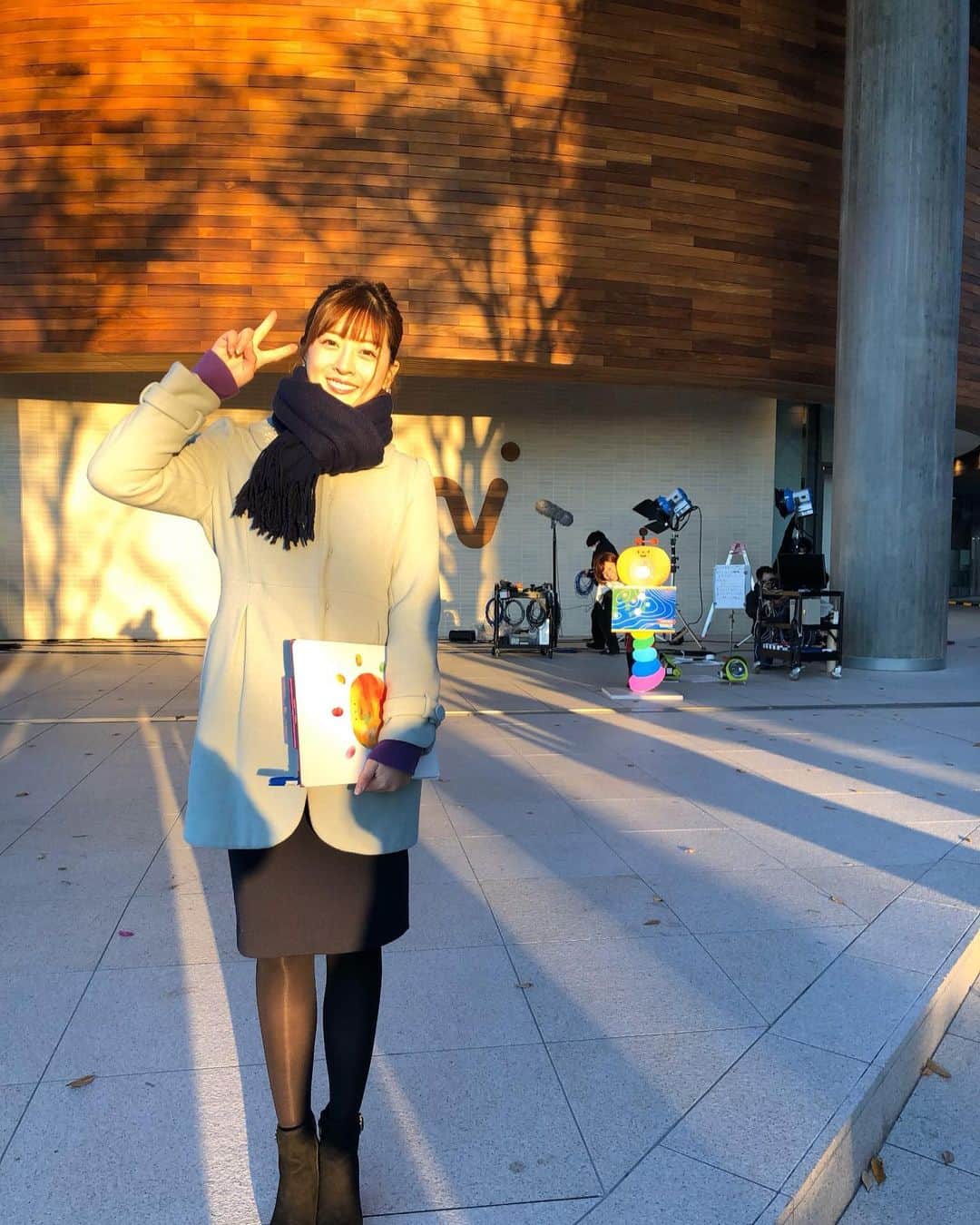 中村秀香のインスタグラム：「今朝は #すまたん お天気担当でした。ありがとうございました😊 .  気象予報士の #丸田絵理子 さんと写真を１枚🌟 .  #丸田さんを探せ ！ #中級編」