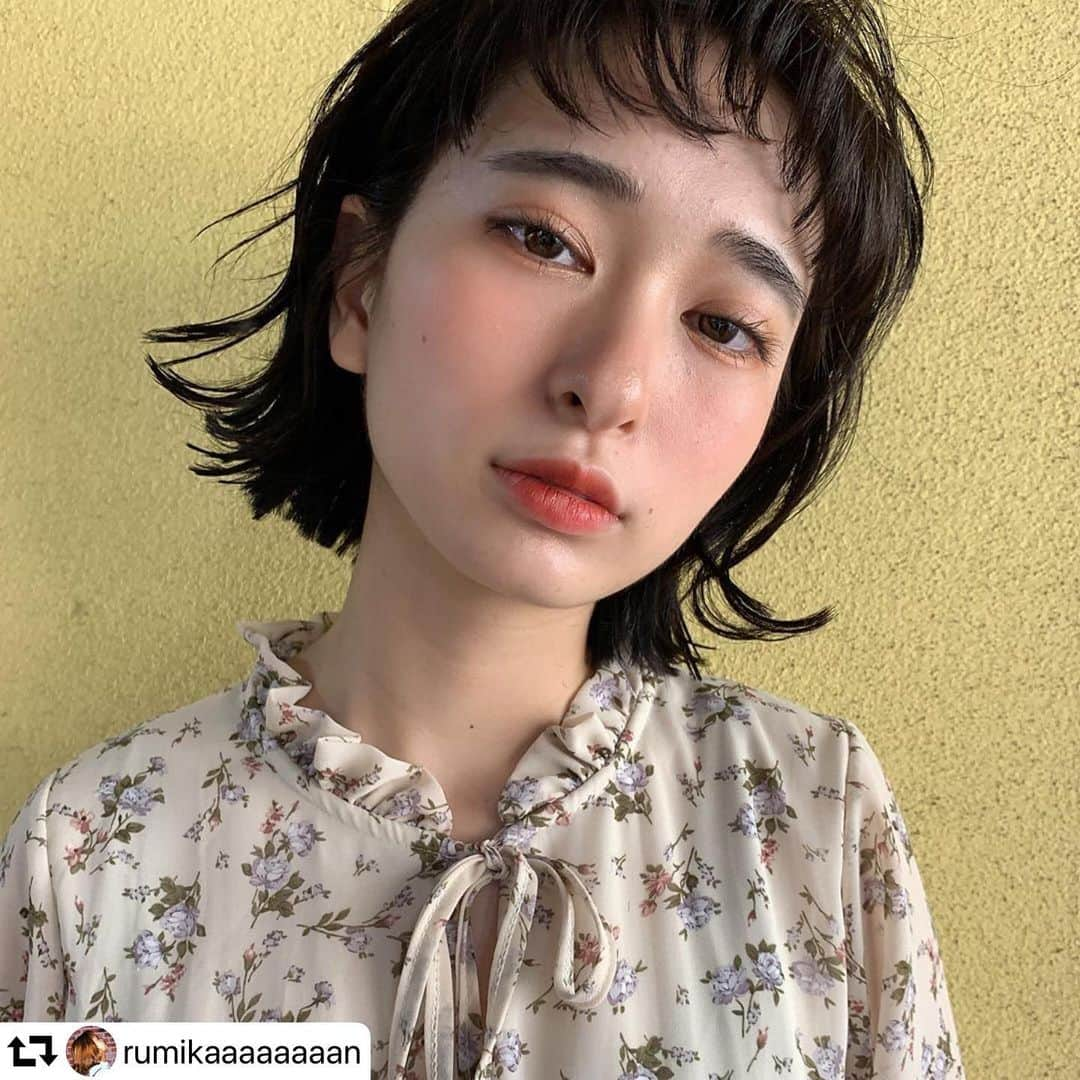 THROW 【スロウ】さんのインスタグラム写真 - (THROW 【スロウ】Instagram)「#repost @rumikaaaaaaaan ・・・ オン眉ボブ★ △いつもと同じ髪型に飽きた △毎日楽にスタイリングしたい △なにが似合うのかわからない  etcの方は是非、私にお任せください☺︎ 悩み・なりたい髪に合わせて ご提案させていただきます♫  ご予約はインスタにあるURL・DMでおまちしております☺︎ 。 。 。  Tasty door 【テイスティ ドア】 御堂筋線　なかもず駅1番出口より 徒歩2分！！ 駐車場完備☆半個室あり  大阪府堺市北区長曽根町3084-11 TEL:072-242-6553  営業時間:平日 10:00-20:00  土曜 9:00-20:00  日曜 10:00-19:00  #お洒落#可愛い#ボブ#外ハネ#ショート#おくれ毛#スロウカラー#外国人風カラー#グラデーションカラー#ダブルカラー#インナーカラー#ハイライトカラー#アッシュカラー#ハイトーンカラー#グレージュカラー#ブルージュカラー#カラー#ラベンダーカラー#秋冬カラー#ヘアアレンジ#ベージュカラー #オン眉#中百舌鳥#難波#天王寺」12月10日 11時49分 - throwcolor