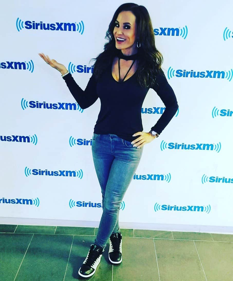 リサ・アンさんのインスタグラム写真 - (リサ・アンInstagram)「It’s Monday Night & @aron88 & I are so ready to talk #FantasyFootball with you @siriusxmfantasy 10p-12a ET  Sirius210 XM87 & streaming on the @siriusxm app! 🏆🏈 #LisaAnnDoesFantasy #SiriusXM」12月10日 11時42分 - thereallisaann