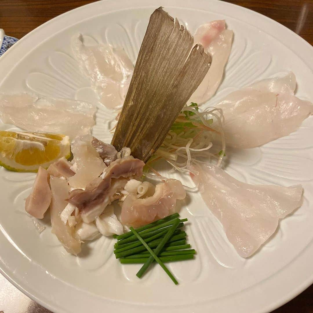 高木三四郎さんのインスタグラム写真 - (高木三四郎Instagram)「昨日は博多の名店相撲茶屋 大塚にて会食！アラは初めて食べましたがこんなに身が締まっていて、トロトロの部位がある魚は初めてでした！いやー本当に美味かった！ #美味しんぼ にも掲載された名店でしたがマンガに出てきた女将さんもいて感動の一夜でした！F先輩、Hさんありがとうございました！ #相撲茶屋大塚 #アラしゃぶ #博多 #高砂」12月10日 11時45分 - t346fire