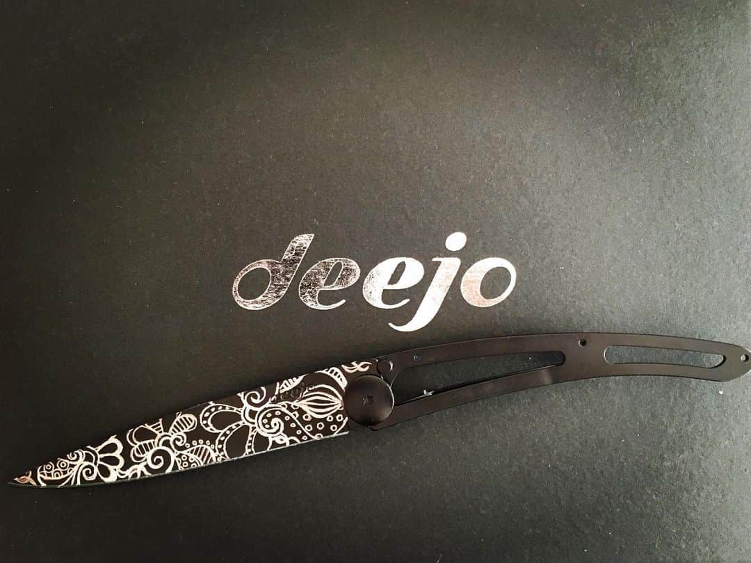 坪井保菜美さんのインスタグラム写真 - (坪井保菜美Instagram)「・ 裏表柄が違うのでみてね。  世界で１つのオリジナルナイフが出来ました。  #deejo #outdoor #knife #tattoo #art #design」12月10日 11時56分 - honamitsuboi