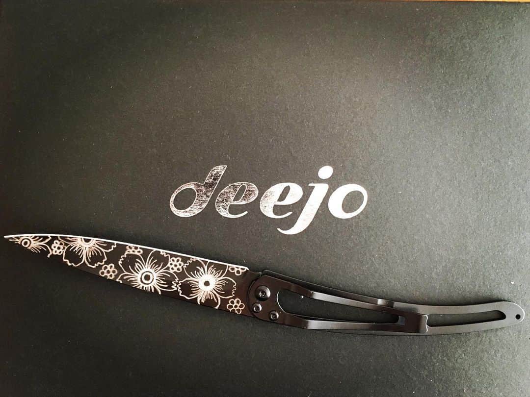 坪井保菜美さんのインスタグラム写真 - (坪井保菜美Instagram)「・ 裏表柄が違うのでみてね。  世界で１つのオリジナルナイフが出来ました。  #deejo #outdoor #knife #tattoo #art #design」12月10日 11時56分 - honamitsuboi