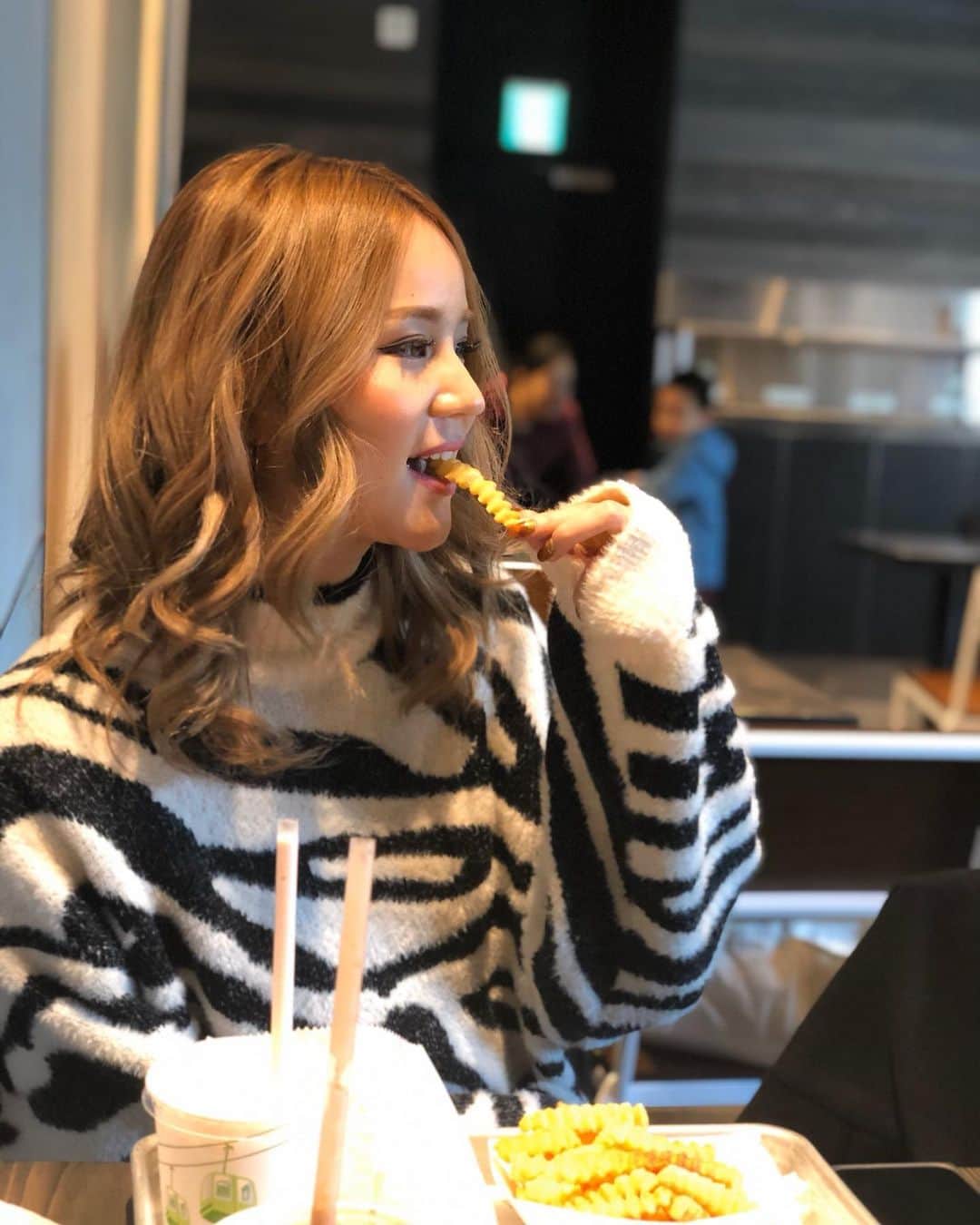 LORYのインスタグラム：「Lunchtime 🍟 もぐもぐ😋」