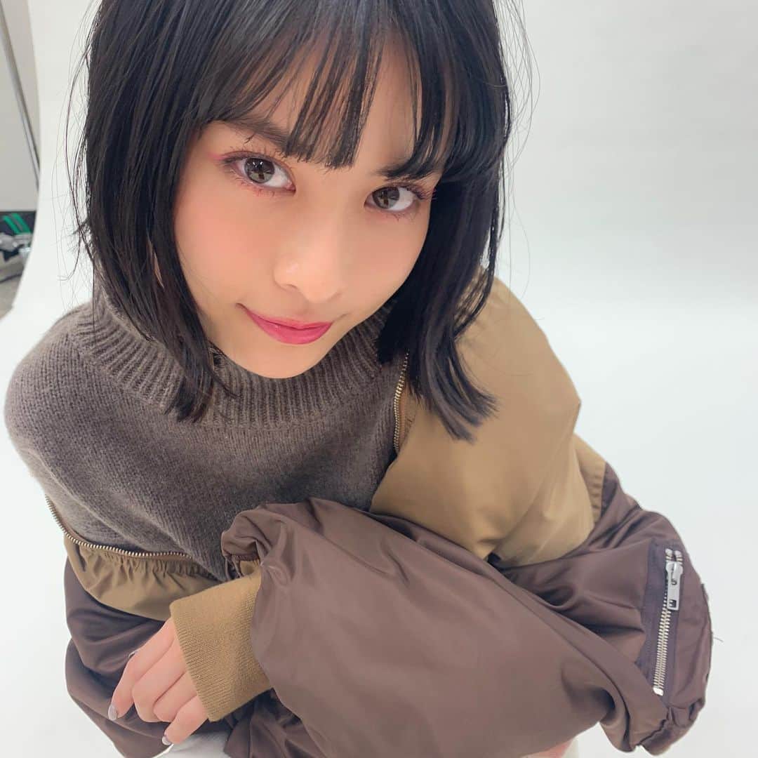 高橋有紀のインスタグラム：「ルミネエストのクリスマスリーフレット🎄かわいいルンさんいます🎁 #hairmake #横田ひかる」