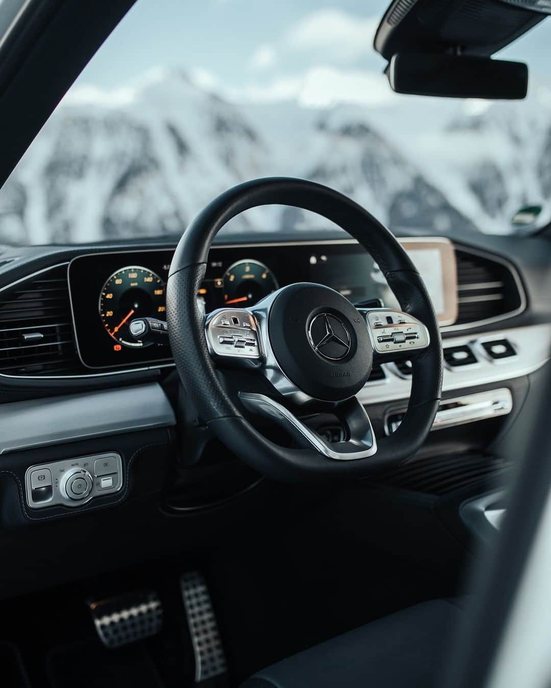 メルセデス・ベンツさんのインスタグラム写真 - (メルセデス・ベンツInstagram)「Promising prospects. The all-new Mercedes-Benz GLE comes with a lot of  innovations. MBUX and the widescreen cockpit are just two out of many.  #MercedesBenz #GLE #CarsOfInstagram #InstaCar #MBCar 📸 @noahsambenjamin for #MBsocialcar」12月10日 12時00分 - mercedesbenz