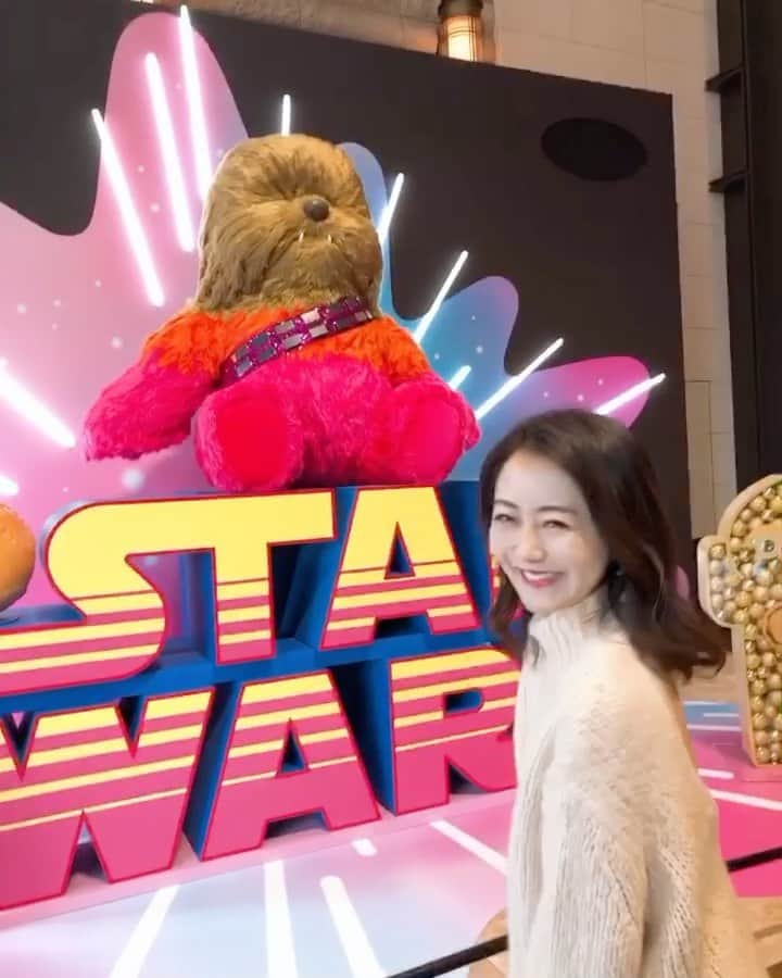のインスタグラム：「💫🌍🌈﻿ ﻿ ﻿ 昨日ストーリーズに﻿ 何も触れずチラッと載せたら、﻿ 気付いてくれた子がいて嬉しかった！😊💕﻿ ﻿ ﻿ 載せるか迷ってたけど、﻿ リクエスト💌ももらったので﻿ クリスマスまで開催されている﻿ #丸の内 の#スターウォーズ イベント﻿ のせるねーーっ！！！😍💫🌍⚡️﻿ ﻿ (あやのちゃんの彼氏が﻿ カラフルになってましたね！って﻿ DMきてて笑ったよ🤣笑笑)﻿ ﻿ ﻿ ﻿ ﻿ ﻿ ﻿ ﻿ ﻿ ちゃんと載せる予定じゃなかったから﻿ 写真撮ったのこの三箇所くらいなんだけどね！笑﻿ ほぼ#チューバッカ ！🤣💕🐵﻿ ﻿ (インナー見えてます！すみません！)﻿ ﻿ ﻿ ﻿ 他にもツリーや、﻿ #ドロイド のドームがあったり、﻿ #レゴ があったり、グッズも見たし、﻿ 食べてないけどフードもあるから﻿ まだの方はぜひ行ってみてください😍❤️﻿ ﻿ ﻿ スターウォーズファンじゃなくても﻿ 楽しめる可愛さ&周れる距離感だから！﻿ マップもそこらじゅうにあるし！﻿ クリスマスデートにもいいと思うよ！😍✨🔥﻿ ﻿ ﻿ ﻿ この日の#コーデ ✏️﻿ knit: rosarymoon﻿ skirt: 数年前韓国通販 ﻿ boots: whoswhochico﻿ bag: celine﻿ ﻿ ❤︎❤︎❤︎❤︎❤︎❤︎❤︎❤︎❤︎❤︎❤︎❤︎❤︎❤︎❤︎❤︎❤︎❤︎❤︎﻿ #disneysisters_jp#starwars#starwars_pfy」