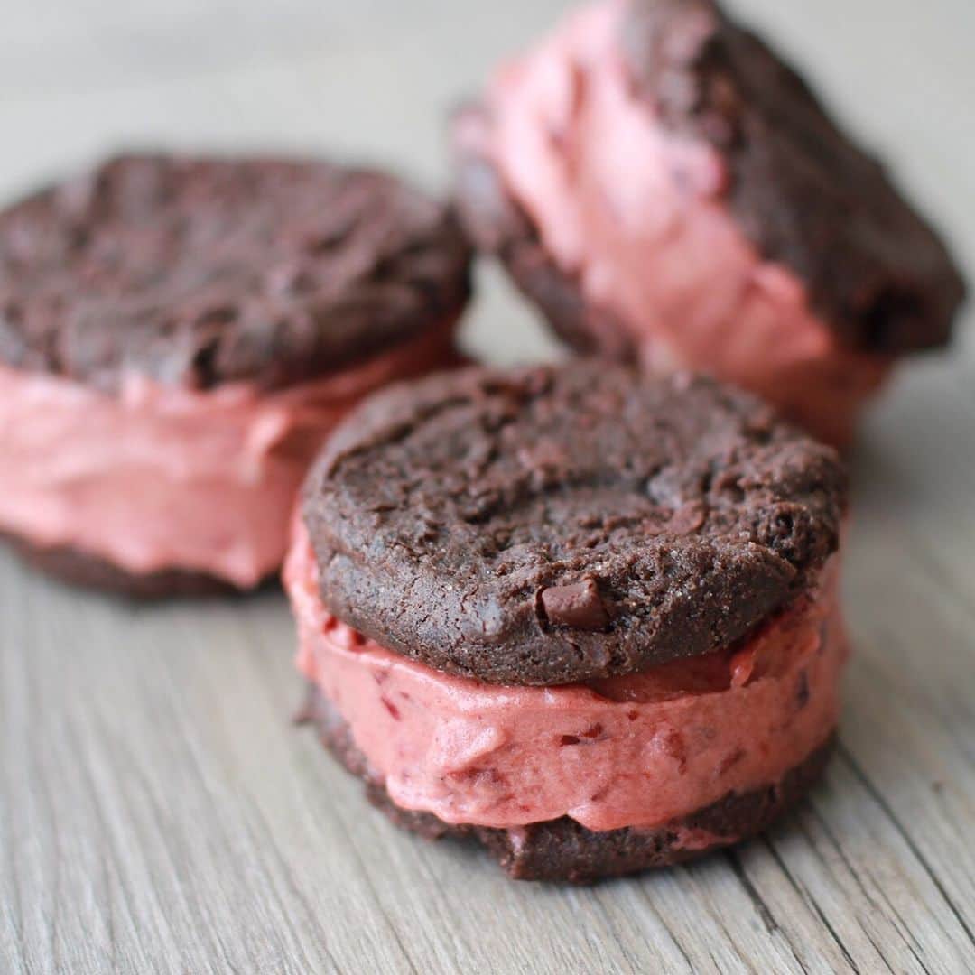 Yonanasさんのインスタグラム写真 - (YonanasInstagram)「Snack time is calling! These Yonanas Cookie sandwiches are a delicious combination of cherry fruit soft-serve sandwiched between two chocolate cookies.  Click the link in our profile for the recipe.」12月10日 12時09分 - yonanas