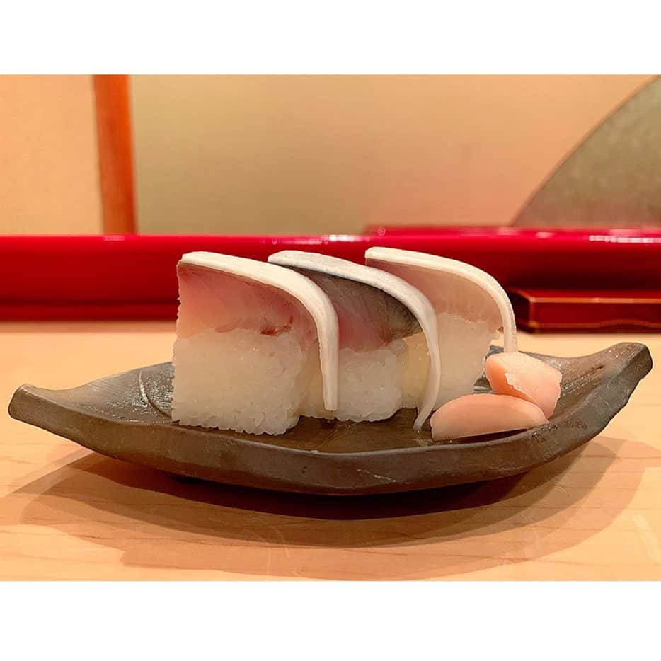 百合華さんのインスタグラム写真 - (百合華Instagram)「京都祇園にあるミシュラン一つ星の和食割烹『祇園 にしむら』にてディナータイム🎶﻿ ﻿ 大将の魂が込もった丁寧な包丁捌きに感動しながら、拘りの詰まった京料理のディナーコースをいただきました✨﻿ ﻿ ユーモア溢れる大将との会話も楽しめる素敵なお店🥰﻿ ﻿ 名物の『鯖寿司』は千枚漬けに包まれており、職人の技を感じる上品なバランスで御座いました❤️﻿ ﻿ #京都﻿ #東山区﻿ #祇園﻿ #ミシュラン一つ星﻿ #祇園にしむら﻿ #和食割烹﻿ #和食﻿ #京料理﻿ #ディナータイム﻿ #ディナーコース﻿ #コース料理﻿ #大将﻿ #会話﻿ #包丁捌き﻿ #名物﻿ #鯖寿司﻿ #上品なバランス﻿ #上品」12月10日 12時10分 - yurika.lovelily