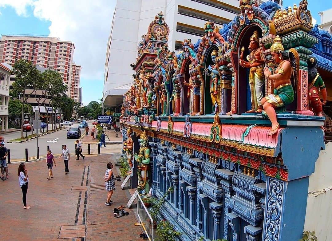 のインスタグラム：「Sri Krishnan Temple  シンガポールにあるヒンズー教のお寺Sri Krishnan Templeを撮影しました。 屋根の上の装飾もBi Rodならくっきりはっきり拝むことができます。  https://www.birodstore.com/  さぁあなたも前人未到の視点へ "Sri Krishnan Temple"  I photographed Sri Krishnan Temple, a Hindu temple in Singapore. The decorations on the roof can also be clearly seen with Bi Rod. ▶ Please check the product link from the profile https://www.birodstore.com/ "Well, to your unexpected perspective"  #birod #7500 #7.5m #lumica #ルミカ#highangle #highview #Instagood  #smartphoneholder #ハイアングル　#Highangle  #HiangleView　#notdrone #osmo ＃gopro　#gopro8 #goproのある生活 ＃シンガポール　＃Singapore ＃SriKrishnanTemple」