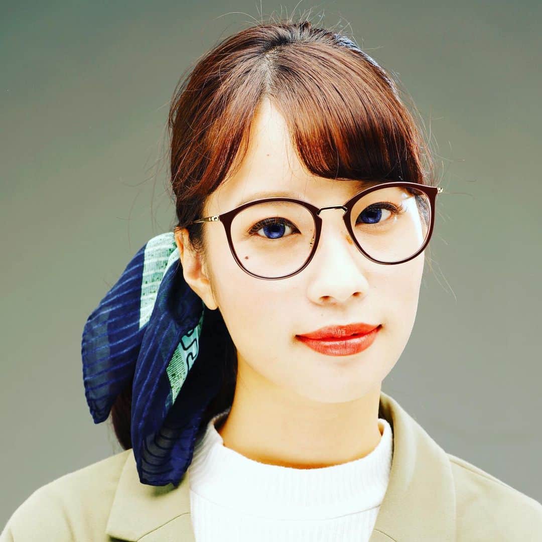 be-o編集部のインスタグラム：「ミキトニーさんのCMでお馴染みのメガネ1番さんより一足早くクリスマスプレゼントをいただきました👏  メガネ一番さん全店開催！be-oを見たでお好きな1dayカラコン5日分をお試しプレゼント！🎁（ブランド違い、色違いもOKだよ）  気になるカラコン試してみてね！ ※眼科受信料は別途必要となります、健康保険証をお持ちください。※お試しレンズは当日持ち帰り可能です。※在庫レンズに限ります。※12月末まで  @megane1ban  @rina730k  #beo #beautyokinawa #メガネ1番 #メガネ女子  #カラコン可愛い  #ファッション」