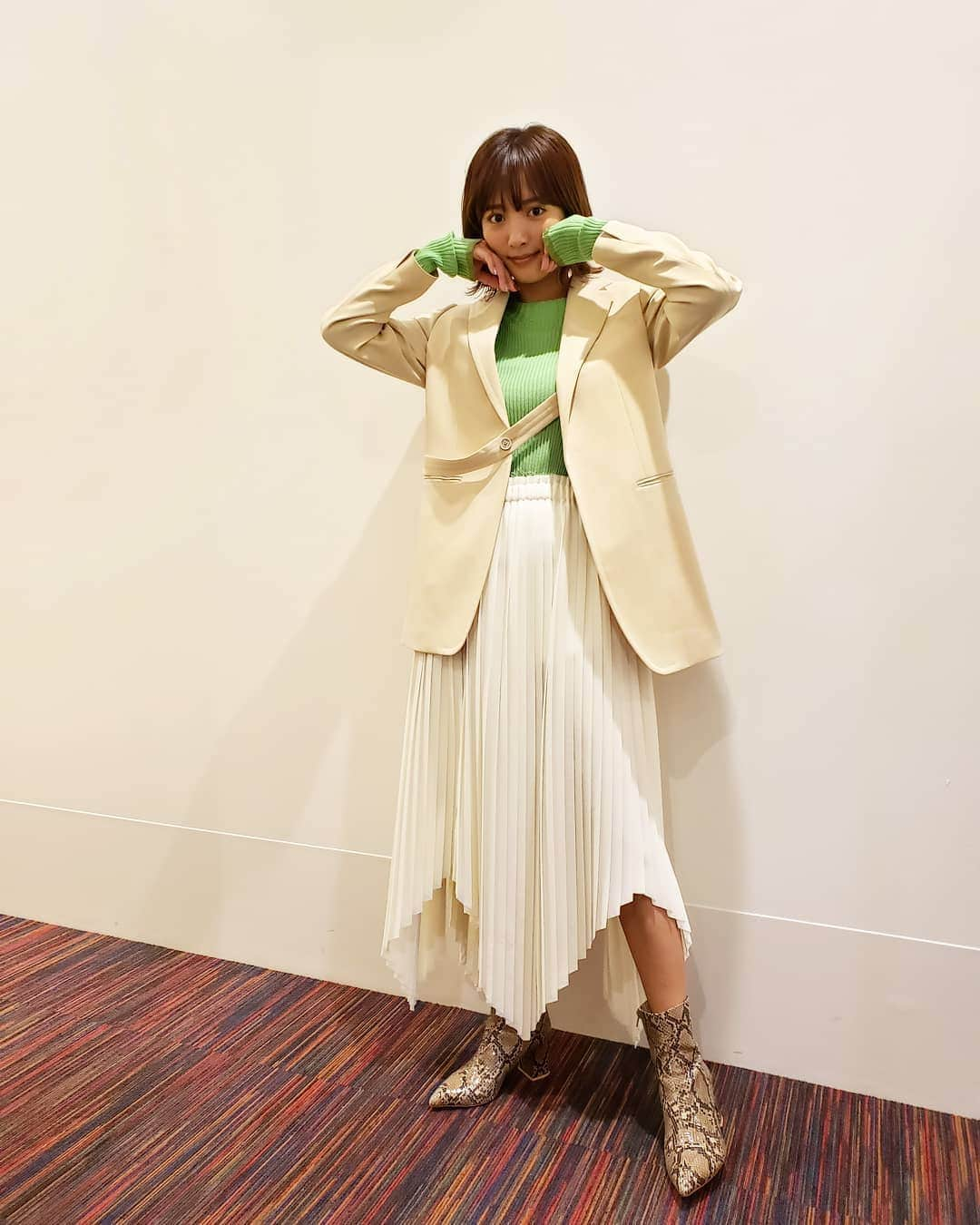 夏菜さんのインスタグラム写真 - (夏菜Instagram)「きゅぴん。 きのうの【かみひとえ】のstyling🌟 Jacket: @hyke_official Tops&Skirt: @shokurashina Earring: @bijouri Shoes: @jeanasis_official Stylist: @erica_mimura」12月10日 12時26分 - natsuna_official