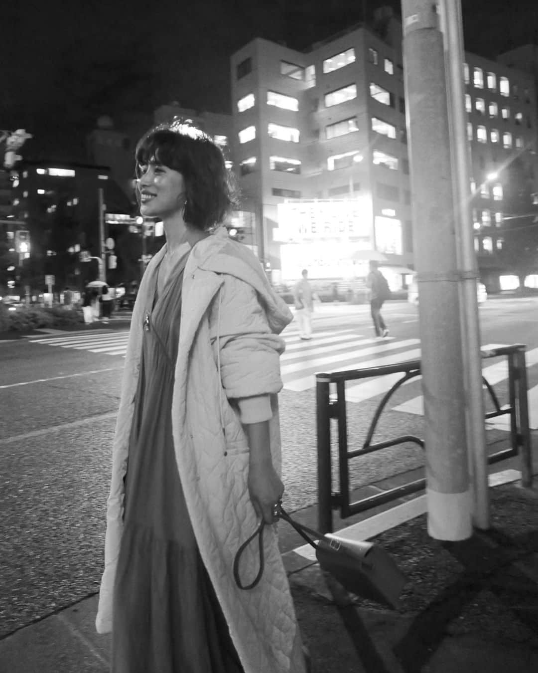 JUNNAのインスタグラム：「12月12日発売のキルティングコート。 袖のボリューム感。 程良くて可愛い☺️ これを着られるから寒さが嬉しい❄️ 先行受注でご予約いただいた方には届いているかな？ ・ ・ ・ outer/ #エトレキルティングロングコート  12月12日発売 dress/ #リネンボリュームマキシドレス  販売終了 boots/ #センターシームショートブーツ  発売中 bag/ #vasic  #etretokyo #2019ETREaw#キルティング #ヴァジック」