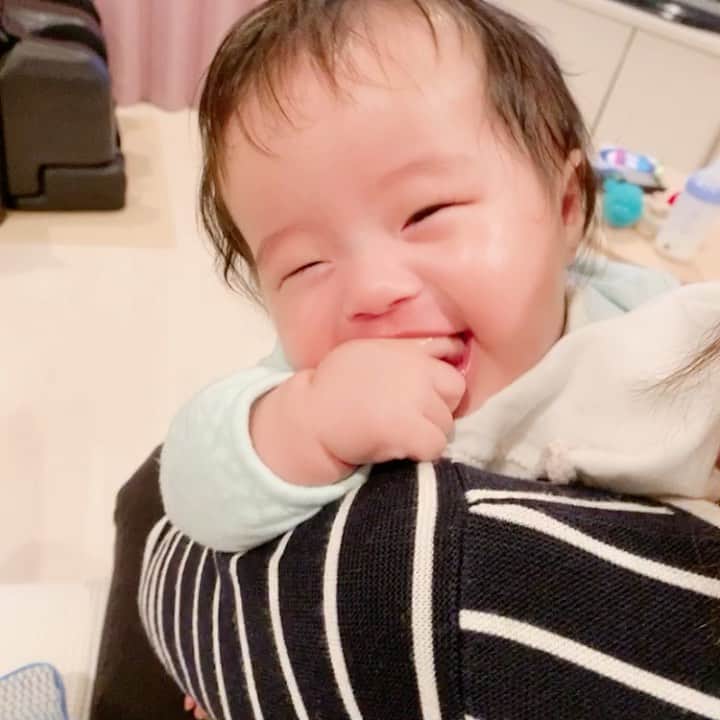 しほの涼のインスタグラム：「我が家の　#笑神娘さん 🥳 毎日毎日大笑い😆😆 この笑い声に癒されます😇💕💕 大笑いして、こっちもつられて笑って、 それ見て娘も大笑い😂💕 永遠と笑っている我が家です🌼 #笑神娘さん #赤ちゃんのいる生活#大笑い#爆笑#大爆笑#スマイル育児#生後5ヵ月#笑う角には福来たる」
