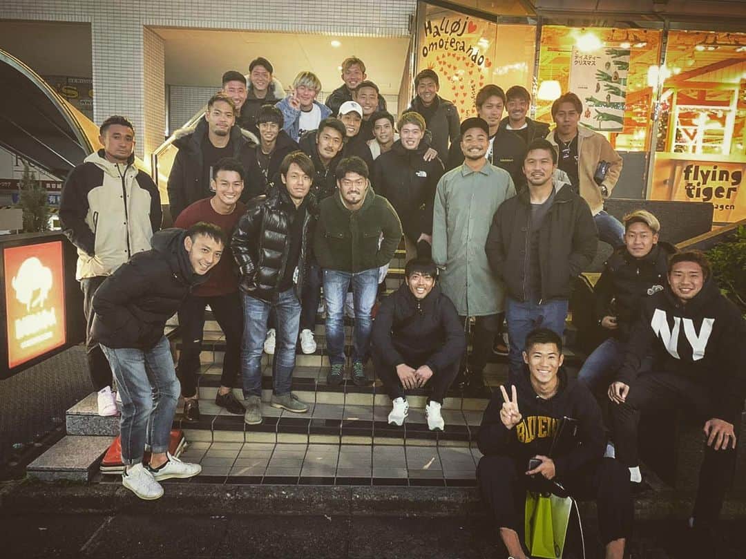 村山智彦のインスタグラム：「ㅤㅤㅤㅤㅤㅤㅤㅤㅤㅤㅤㅤㅤ 2019年活動終了。  個人の結果としてもチームの結果としても悔しい思いしかない年でした。 自分自身のチカラ不足を痛感しました。 ただ、この仲間と戦えたことは誇りです。 ㅤㅤㅤㅤㅤㅤㅤㅤㅤㅤㅤㅤㅤ と同時に別れの時期でもあります。 早々にいーちゃんが発表されました。 山雅に飯田あり。って感じの人でした。 公私共に1番って言ってもいいぐらいお世話になった先輩でした。 時代の流れ、クラブの流れがあるのは理解してても寂しいもんは寂しいです。 遠征バスの隣で落語聞いて笑ってたり、わけわらんアニメ見てたり、プロテイン入りのなんか飲みもん飲んでたり、そんな姿が見れなくなるのかぁ。 変なことは言えないですが、あの人ならすぐチーム決まると思います。 ㅤㅤㅤㅤㅤㅤㅤㅤㅤㅤㅤㅤㅤ　 そして、ファン、サポーターの皆様。 1年間ありがとうございました。 本当に辛いシーズンだったと思いますがどんな時も支えてくださり感謝してもしきれません。 共に闘ってくださりありがとうございました！ ㅤㅤㅤㅤㅤㅤㅤㅤㅤㅤㅤㅤㅤ 僕自身の事はまだ何も決まっていないのでまた報告させていただきます！  #松本山雅 #飯田真輝」