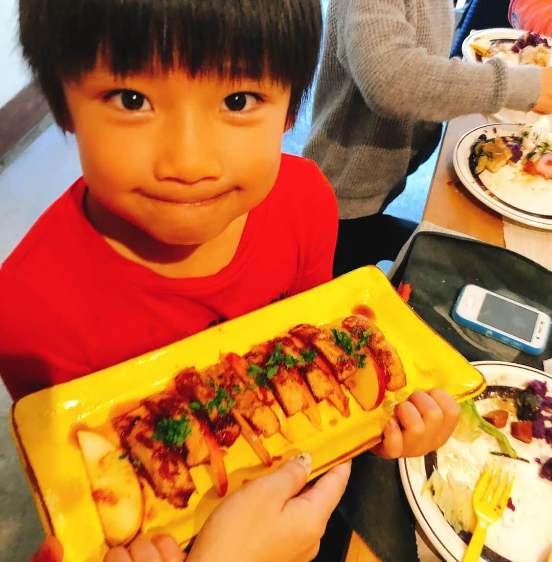 山田まりやさんのインスタグラム写真 - (山田まりやInstagram)「下北沢veganレストラン @klasina_vegantokyo のランチ😋🌈 ・ ・ 幼稚園、小学校、中学校の同級生men'sファミリーと3ヶ月ぐらいおきに開催している親族会❣️ ・ ・ 大人 7人❗️子ども 7人‼️ 毎回 子ども達の成長が楽しみ😍✨ ・ ・ 今回は私が "細胞レベルで歓喜する"と大ファンの 下北沢 KlASINA @klasina_vegantokyo を貸し切ってランチ会😋🙌💓✨ ・ ・ ほぼみんな vegan料理は初めてだったけど、 ・ ・ @yasai555 の野菜の旨味を存分に発揮させるKlASINA広子さんのお料理の数々にみんな凄ーく感動して大喜びしてくれましたー❣️😍🙌✨✨✨ ・ ・ 3枚目 ムネくんだけ大大大好物の車麩カツ8個追加で計10個食べました😂www ・ ・ モチモチ無農薬玄米も 豆乳仕立ての味噌汁も デザートの食べ頃ナイスな柿も 全部全部 最高に美味しかったよー😋🤤❤️❤️❤️ ・ ・ 気心の知れまくりのみんなと💓 大好きな美味しいKlASINAのご飯💓 子ども達も親戚みたいな関係でwww ・ ・ まるで温泉に慰安旅行に行ったみたいな、、、 なんかもう年越しちゃったみたいな ほっこりまったり感でしたが😂 ・ ・ いやいや 主婦チームはこれからが怒涛の日々ですからね😅 ・ ・ 英気を養なえて充電満タンになれたから😆👍✨年末年始駆け抜けて来年また笑顔で会おう〜😆🎉✨ ・ ・ #klasina  @klasina_vegantokyo  #下北沢  #vegan  #veganfood  #veganrestaurant  #カフェ  #cafe  #熊本県 #南阿蘇  #無農薬野菜  #安心安全  @yasai555  #お野菜  #美味しい  #絶品  #オーガニック #organic  #幼稚園  #小学校  #中学校  #同級生  #親族会  #family  #date」12月10日 12時42分 - mariya.yamada