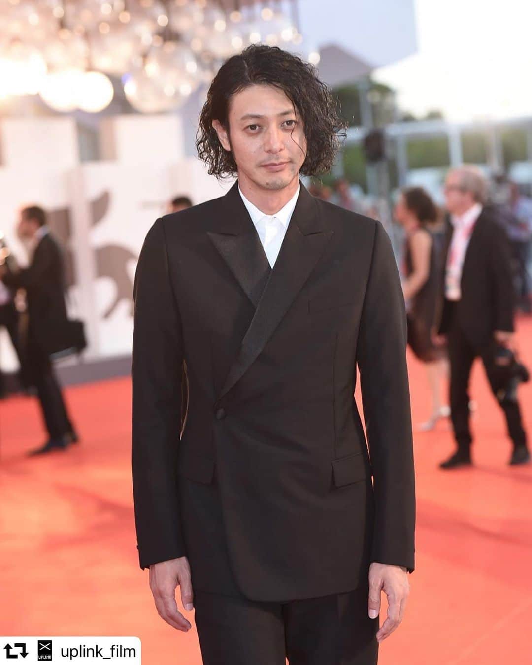 西村哲也のインスタグラム：「Festival International du Film de Cannes Styledbyme #repost @uplink_film ・・・ #コンリー、#オダギリジョー 共演『#サタデーフィクション』ベネチア国際映画祭 世界初上映🎞🎞🎞 ・・・ 第76回ベネチア国際映画祭、コンペティションに出品されているアップリンク配給の映画『サタデー・フィクション』の公式記者会見と、世界初のお披露目となった公式上映が行われました。『サタデー・フィクション』の日本公開は2020年秋です。 ・・・ ▼『サタデー・フィクション』公式上映後のオダギリジョー氏コメント ・・・ オダギリジョー氏 凄い映画でした。音楽も一切使わず、ほとんとがハンディカメラでしかも白黒。今までにないタイプの映画と言えるんじゃないでしょうか。刺激を受けました。 僕も監督として『ある船頭の話』では、挑戦的な映画を作ったつもりだったが、『サタデー・フィクション』も攻めてる。 やはり媚びてないロウ・イエのカッコよさを改めて見たなと思いました。 ・・・ メガホンを取ったロウ・イエ監督、主演のコン・リー、日本からはオダギリジョー、中島歩、ドイツからはトム・ヴラシア、フランスからはパスカル・グレゴリー、また、台湾からはマーク・チャオらが出席。」