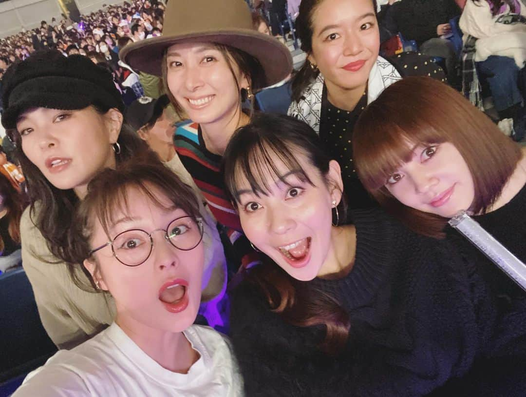 貫地谷しほりさんのインスタグラム写真 - (貫地谷しほりInstagram)「AAAのライブに 行ってきましたーーー！ 宇野ちゃんに気付かれたくて 「実彩子ーーー！」 と何度も呼んでたら 目があった！ よね、、？笑 #AAA #宇野実彩子 #この日 #本当笑った なぁ#爆笑の日」12月10日 12時44分 - shihori_kanjiya