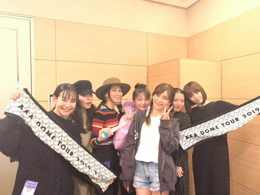 貫地谷しほりさんのインスタグラム写真 - (貫地谷しほりInstagram)「AAAのライブに 行ってきましたーーー！ 宇野ちゃんに気付かれたくて 「実彩子ーーー！」 と何度も呼んでたら 目があった！ よね、、？笑 #AAA #宇野実彩子 #この日 #本当笑った なぁ#爆笑の日」12月10日 12時44分 - shihori_kanjiya