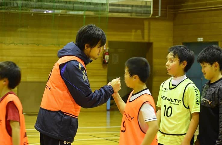 石井謙伍のインスタグラム：「同じく鹿追町・清水町を訪れた時にサッカー教室もさせていただきました⚽️ 寒くても子供達はパワフル😆 僕が小中学校のときにやっていた練習を教えてあげると、みんな目を輝かせてチャレンジしてくれました☺️✨ #石井ちゃんサッカー教室」