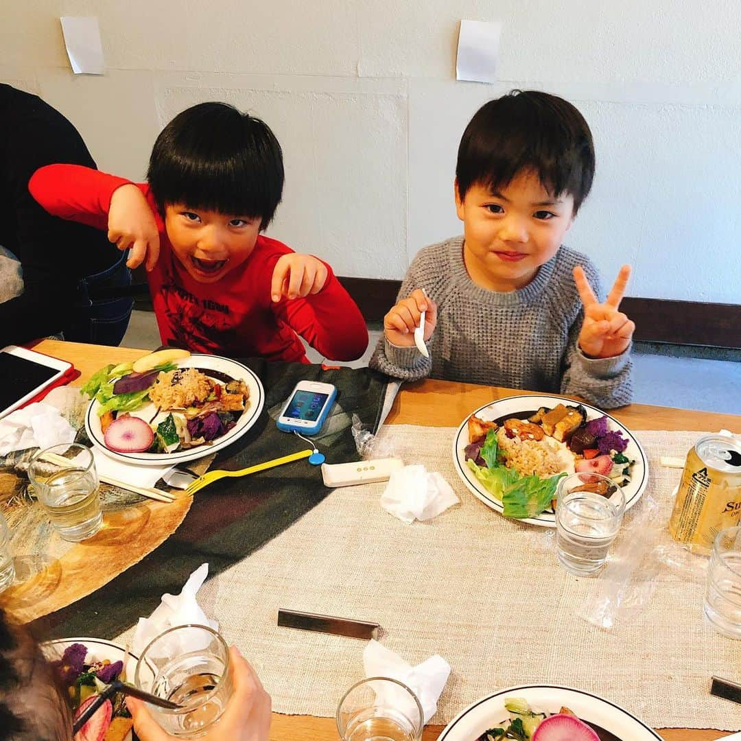 山田まりやさんのインスタグラム写真 - (山田まりやInstagram)「私の同級生4familyで @klasina_vegantokyo ランチ😋🌈 ・ ・ 幼稚園、小学校、中学校の同級生men'sファミリーと3ヶ月ぐらいおきに開催している親族会❣️ ・ ・ 大人 7人❗️子ども 7人‼️ 毎回 子ども達の成長が楽しみ😍✨ ・ ・ 2枚目 ランチ前にはKlASINA近くの公園で まずは有り余る体力を消耗してもらい🤣www ・ 今回は私が "細胞レベルで歓喜する"と大ファンの 下北沢 KlASINA @klasina_vegantokyo を貸し切ってランチ会😋🙌💓✨ ・ ・ ほぼみんな vegan料理は初めてだったけど、 ・ ・ @yasai555 の野菜の旨味を存分に発揮させるKlASINA広子さんのお料理の数々にみんな凄ーく感動して大喜びしてくれましたー❣️😍🙌✨✨✨ ・ ・ 3枚目 ムネくんだけ大大大好物の車麩カツ8個追加で計10個食べました😂www ・ ・ モチモチ無農薬玄米も 豆乳仕立ての味噌汁も デザートの食べ頃ナイスな柿も 全部全部 最高に美味しかったよー😋🤤❤️❤️❤️ ・ ・ 気心の知れまくりのみんなと💓 大好きな美味しいKlASINAのご飯💓 子ども達も親戚みたいな関係でwww ・ ・ まるで温泉に慰安旅行に行ったみたいな、、、 なんかもう年越しちゃったみたいな ほっこりまったり感でしたが😂 ・ ・ いやいや 主婦チームはこれからが怒涛の日々ですからね😅 ・ ・ 英気を養なえて充電満タンになれたから😆👍✨年末年始駆け抜けて来年また笑顔で会おう〜😆🎉✨ ・ ・ #klasina  @klasina_vegantokyo  #下北沢  #vegan  #veganfood  #veganrestaurant  #カフェ  #cafe  #熊本県 #南阿蘇  #無農薬野菜  #安心安全  @yasai555  #お野菜  #美味しい  #絶品  #オーガニック #organic  #幼稚園  #小学校  #中学校  #同級生  #親族会  #family  #date」12月10日 12時52分 - mariya.yamada