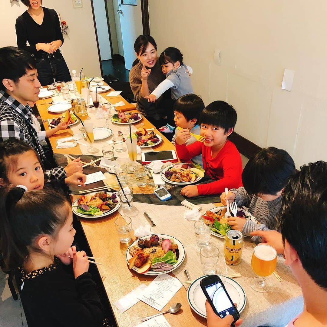 山田まりやさんのインスタグラム写真 - (山田まりやInstagram)「私の同級生4familyで @klasina_vegantokyo ランチ😋🌈 ・ ・ 幼稚園、小学校、中学校の同級生men'sファミリーと3ヶ月ぐらいおきに開催している親族会❣️ ・ ・ 大人 7人❗️子ども 7人‼️ 毎回 子ども達の成長が楽しみ😍✨ ・ ・ 2枚目 ランチ前にはKlASINA近くの公園で まずは有り余る体力を消耗してもらい🤣www ・ 今回は私が "細胞レベルで歓喜する"と大ファンの 下北沢 KlASINA @klasina_vegantokyo を貸し切ってランチ会😋🙌💓✨ ・ ・ ほぼみんな vegan料理は初めてだったけど、 ・ ・ @yasai555 の野菜の旨味を存分に発揮させるKlASINA広子さんのお料理の数々にみんな凄ーく感動して大喜びしてくれましたー❣️😍🙌✨✨✨ ・ ・ 3枚目 ムネくんだけ大大大好物の車麩カツ8個追加で計10個食べました😂www ・ ・ モチモチ無農薬玄米も 豆乳仕立ての味噌汁も デザートの食べ頃ナイスな柿も 全部全部 最高に美味しかったよー😋🤤❤️❤️❤️ ・ ・ 気心の知れまくりのみんなと💓 大好きな美味しいKlASINAのご飯💓 子ども達も親戚みたいな関係でwww ・ ・ まるで温泉に慰安旅行に行ったみたいな、、、 なんかもう年越しちゃったみたいな ほっこりまったり感でしたが😂 ・ ・ いやいや 主婦チームはこれからが怒涛の日々ですからね😅 ・ ・ 英気を養なえて充電満タンになれたから😆👍✨年末年始駆け抜けて来年また笑顔で会おう〜😆🎉✨ ・ ・ #klasina  @klasina_vegantokyo  #下北沢  #vegan  #veganfood  #veganrestaurant  #カフェ  #cafe  #熊本県 #南阿蘇  #無農薬野菜  #安心安全  @yasai555  #お野菜  #美味しい  #絶品  #オーガニック #organic  #幼稚園  #小学校  #中学校  #同級生  #親族会  #family  #date」12月10日 12時52分 - mariya.yamada