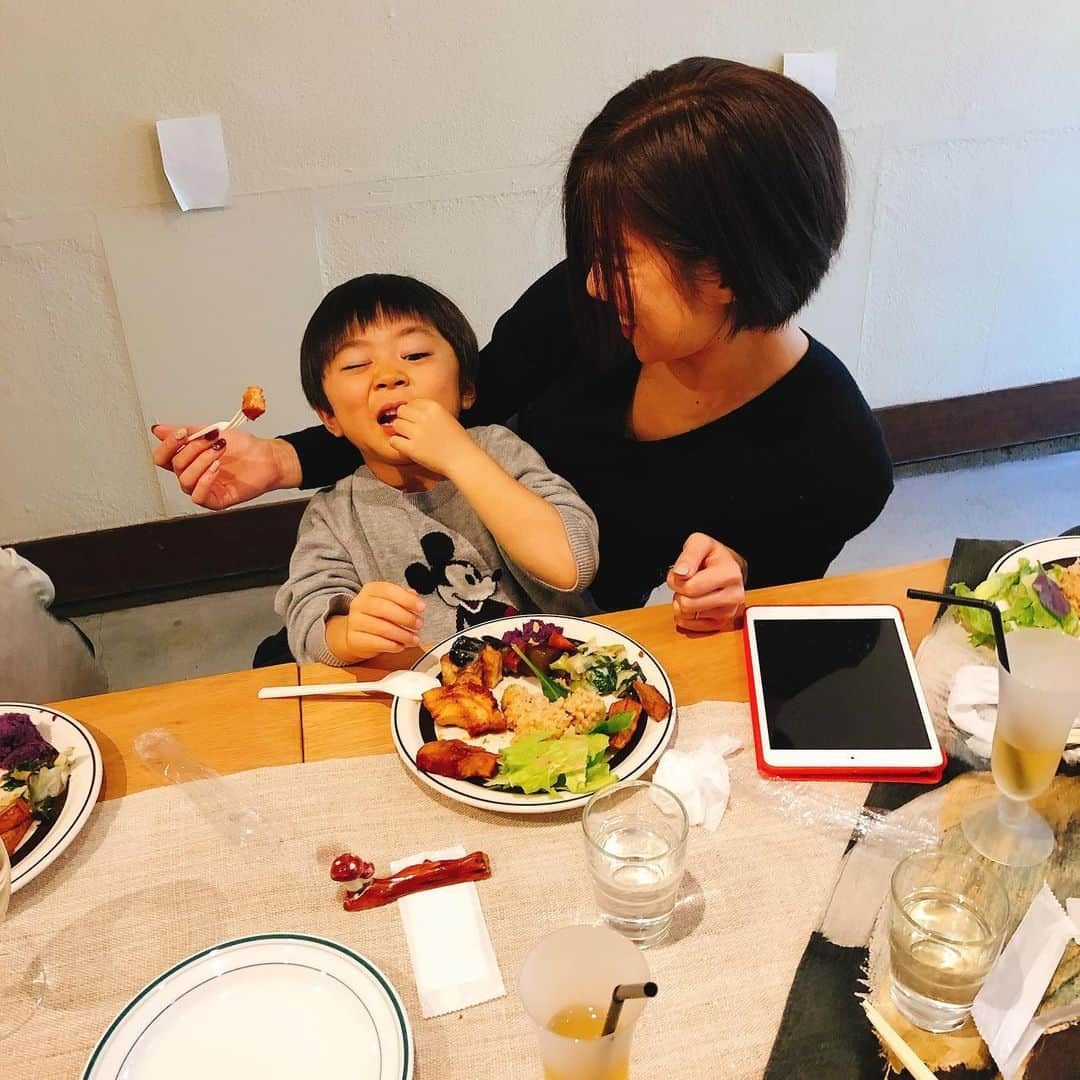 山田まりやさんのインスタグラム写真 - (山田まりやInstagram)「私の同級生4familyで @klasina_vegantokyo ランチ😋🌈 ・ ・ 幼稚園、小学校、中学校の同級生men'sファミリーと3ヶ月ぐらいおきに開催している親族会❣️ ・ ・ 大人 7人❗️子ども 7人‼️ 毎回 子ども達の成長が楽しみ😍✨ ・ ・ 2枚目 ランチ前にはKlASINA近くの公園で まずは有り余る体力を消耗してもらい🤣www ・ 今回は私が "細胞レベルで歓喜する"と大ファンの 下北沢 KlASINA @klasina_vegantokyo を貸し切ってランチ会😋🙌💓✨ ・ ・ ほぼみんな vegan料理は初めてだったけど、 ・ ・ @yasai555 の野菜の旨味を存分に発揮させるKlASINA広子さんのお料理の数々にみんな凄ーく感動して大喜びしてくれましたー❣️😍🙌✨✨✨ ・ ・ 3枚目 ムネくんだけ大大大好物の車麩カツ8個追加で計10個食べました😂www ・ ・ モチモチ無農薬玄米も 豆乳仕立ての味噌汁も デザートの食べ頃ナイスな柿も 全部全部 最高に美味しかったよー😋🤤❤️❤️❤️ ・ ・ 気心の知れまくりのみんなと💓 大好きな美味しいKlASINAのご飯💓 子ども達も親戚みたいな関係でwww ・ ・ まるで温泉に慰安旅行に行ったみたいな、、、 なんかもう年越しちゃったみたいな ほっこりまったり感でしたが😂 ・ ・ いやいや 主婦チームはこれからが怒涛の日々ですからね😅 ・ ・ 英気を養なえて充電満タンになれたから😆👍✨年末年始駆け抜けて来年また笑顔で会おう〜😆🎉✨ ・ ・ #klasina  @klasina_vegantokyo  #下北沢  #vegan  #veganfood  #veganrestaurant  #カフェ  #cafe  #熊本県 #南阿蘇  #無農薬野菜  #安心安全  @yasai555  #お野菜  #美味しい  #絶品  #オーガニック #organic  #幼稚園  #小学校  #中学校  #同級生  #親族会  #family  #date」12月10日 12時52分 - mariya.yamada