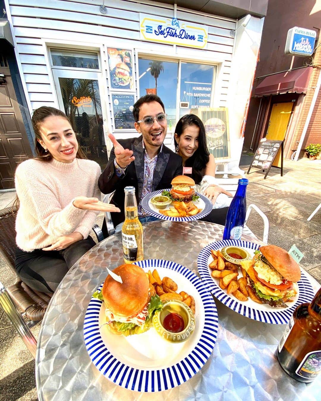 ベリッシモ・フランチェスコさんのインスタグラム写真 - (ベリッシモ・フランチェスコInstagram)「Ciao belleeee! The best Hamburger in Atami is here!!!🍔🍟🍺Enjoying delicious food at ”Selfish Diner”❤️ 熱海市にある「セルフィッシュダイナー」に遊びに来ました！旬のマグロを使ったハンバーガーはヘルシーで激うま！😂✌️Enjoy❤️ #ベリッシモ #selfishdiner #selfishdiner_atm #セルフィッシュダイナー #熱海 #マグロハンバーガー #fishburger #chef #tvchef #francescobellissimo #atami #激ウマ #マグロバーガー #マグロカツバーガー #atami #美女 #japanesegirl #beachside #tunaburger #hamburger #fastfood #foodporn #gourmet #enjoyfood #instafood #instagood #belledonne #vip #luxurylifestyle」12月10日 13時01分 - bellissimoyoshi