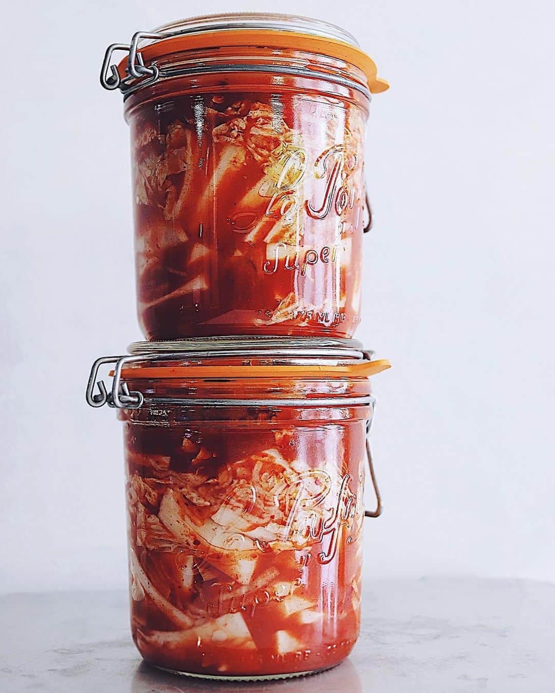 のインスタグラム：「kimchi . 自家製白菜キムチ。 下は少しだけ辛め 上はしっかり辛め。 本格的ではなくて、 簡易的な試作です。 美味しくなるかな。。 . . #キムチ #白菜キムチ #発酵 #発酵食品 #自家製キムチ #ルパルフェ #baechukimchi #kimuchi #김치 #kimchi #kimchee #koreanpickles #leparfait_jp #leparfait」