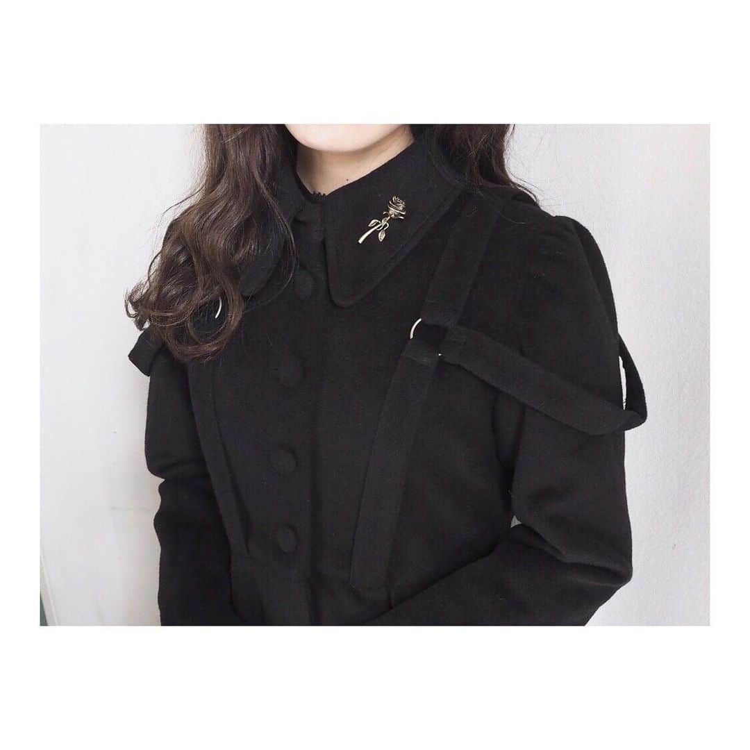 EATMEさんのインスタグラム写真 - (EATMEInstagram)「12.10 update... #EATME #DECEMBER #NEW #ITEM #🌹 ブローチ➡︎発売中 コート➡︎12.10発売予定 . TOP画面のURLからEATME WEB  STOREをCHECK💁🏻‍♀️ @eatme_japan . ハーネス風コート（ #COAT ） ¥23,000（＋tax） COLOR🎨:BLK.MIX SIZE📐:FREE . ローズブローチ（ #BROACH ） ¥2,000（+tax） COLOR🎨:SLV.GLD . #EATME_CODE #eatmejapan #イートミー」12月10日 13時35分 - eatme_japan