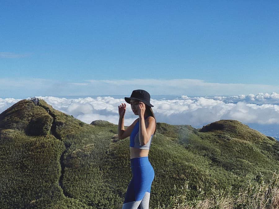 Dewi Chienさんのインスタグラム写真 - (Dewi ChienInstagram)「在離開前，原本雲霧繚繞的天空，瞬間變成了藍天白雲，真的是太美太幸運了。✔️台北市第一高峰成就解鎖✌🏼 #早起爬山日 #大衛愛山海」12月10日 13時39分 - dewichien