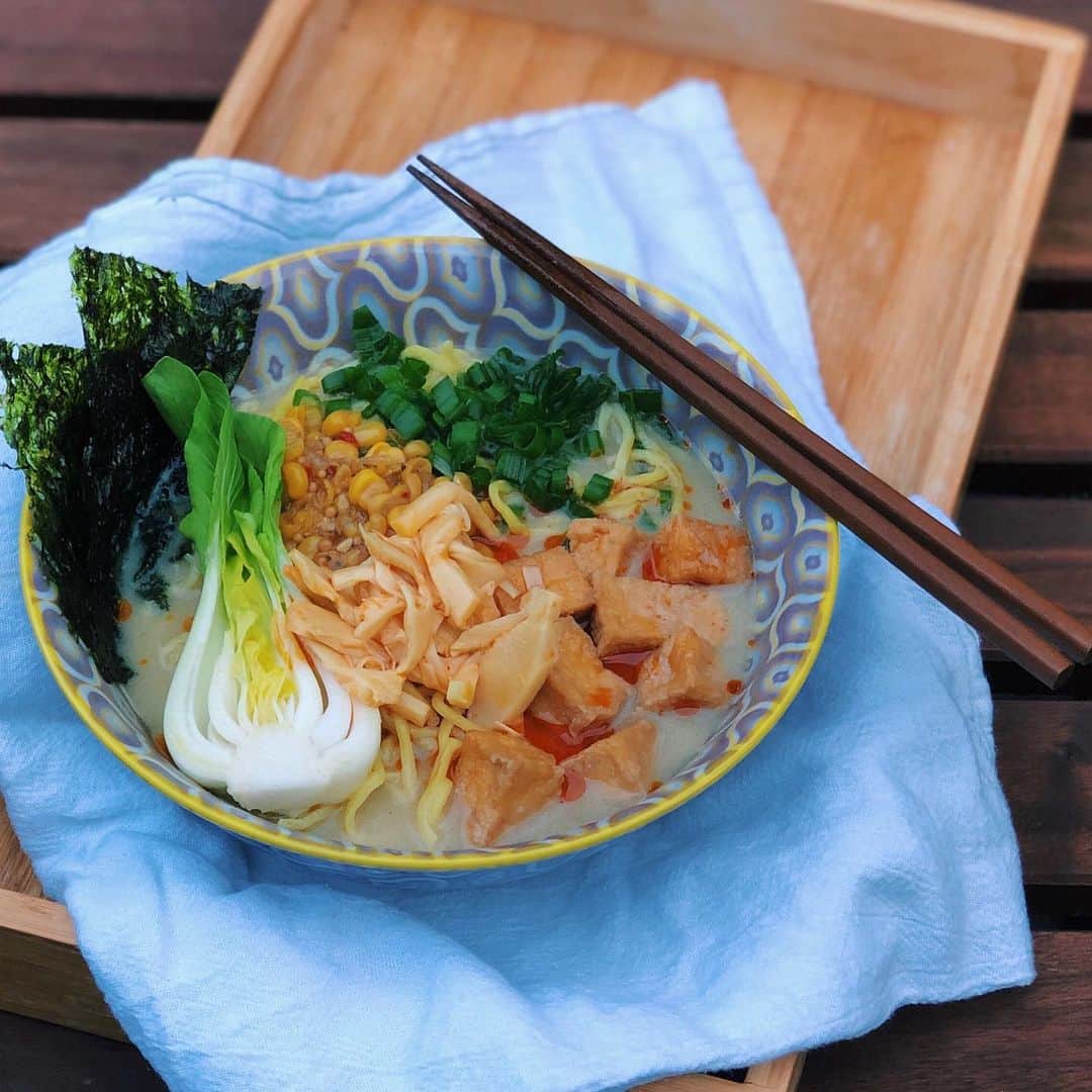 のインスタグラム：「This vegan ramen recipe from @thewoksoflife is souperb, and perfect for #meatlessmonday. 🍜  Umami profile is intensified from the hours long simmering process of roasted napa cabbage, daikon, kombu, shiitake mushrooms, carrots and onions. Topped my bowl with fried tofu cubes, corn, scallions, seaweed and baby bok choy. For an earthy punch, top it with bamboo shoots in chili oil. Perfect soup to warm up to in chillier weather! 🥶😋」
