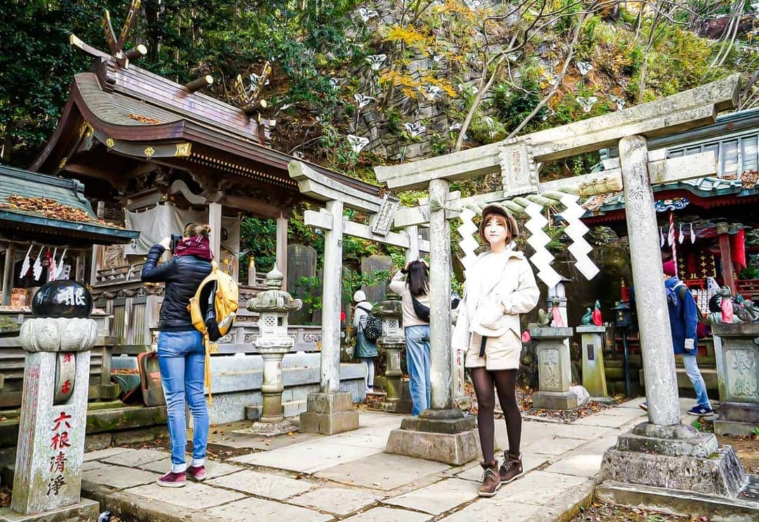 石関友梨のインスタグラム：「正解は高尾山でした( * ´▿` * )  焼きまんじゅうに似てるけど、高尾山の名物の三福だんごだよ！  おだんごが甘くてモチモチで甘辛の味噌醤油ダレ(焼きまんじゅうよりしょっぱめな感じ)  紅葉真っ只中なので人が凄かったよ！ってゆか、人生初めての登山でしたww\( ᐛ )/頂上の富士山が見えるとこへ、ちょっと霞んでたけど、これはこれで綺麗✨  息切れはしたけど、筋肉痛になることもなく楽しく登れた🎀  #高尾山 #紅葉スポット #富士山 #三福だんご #神社 #登山コーデ #オフホワイトコーデ #初めての登山 #回答ありがとう」