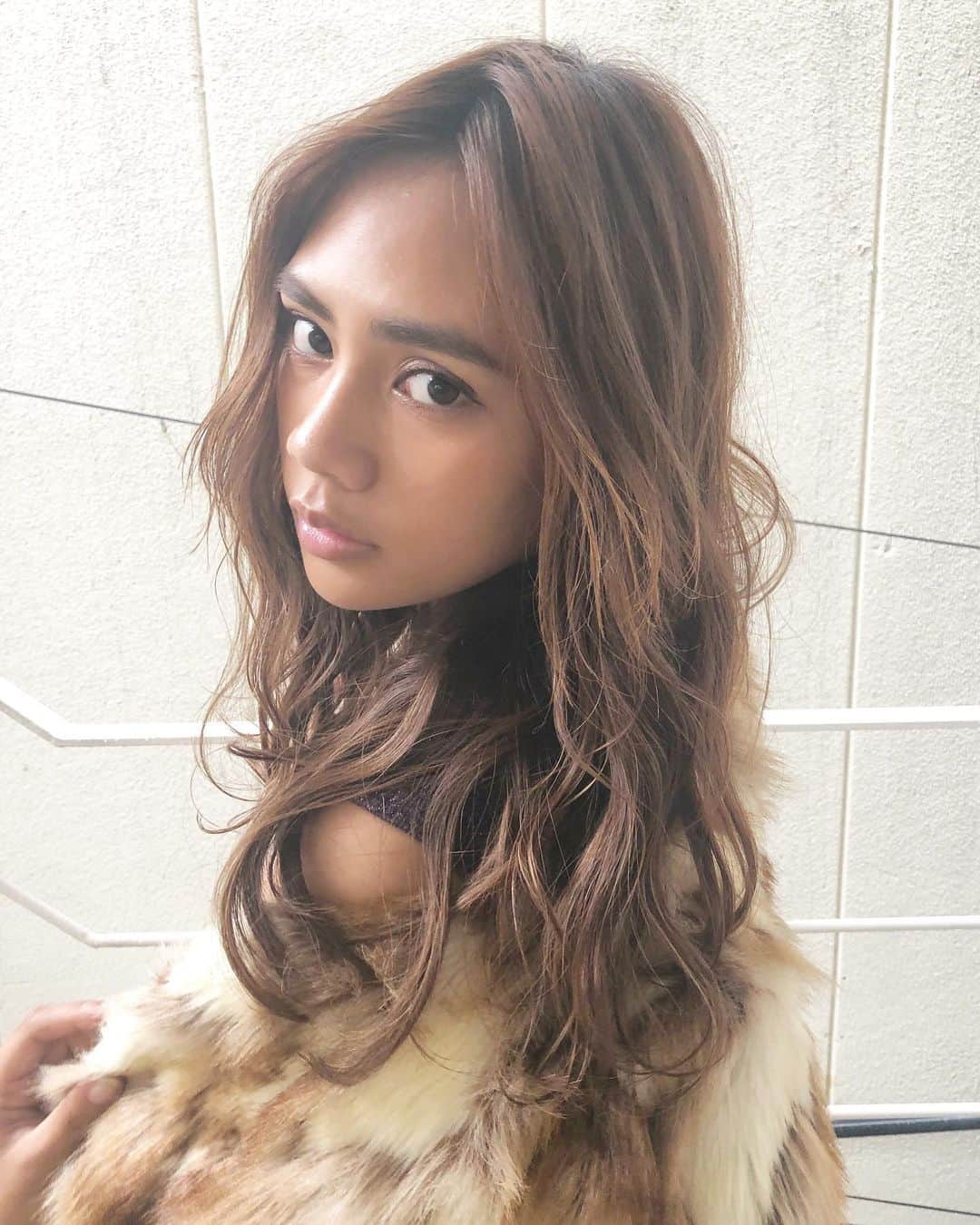 SAKUMAYUMIのインスタグラム：「年末年始の営業時間のお知らせ⭐️ 年末は 12月31日10:00〜17:00、 年始は 1月4日10:00〜営業スタートです✨  尚、12月のご予約が混み合って参りました。早めのご予約をオススメします👌  ankhcrossグループ初めてのお客様、 通常料金より20%offでご案内しております✨  ロアエクステジョーカー(シールエクステ)は1枚¥440🧡(枚数無制限)  質問、ご予約はDMからも預かります📩👌 #アンククロス #ankhcross #ankhcrossharajyuku #外国人風 #グレージュ #グラデーションカラー #ハイライト#ロアエクステジョーカー #インナーカラー #イルミナカラー #ハイトーン #ヘアアレンジ #カラーバター #シールエクステ #ボブ #撮影 #サロンモデル #作品撮り #渋谷 #原宿 #美容室 #hair#color #hair #hairstyle  #hairarrange  #beauty  #hairsalon  #ロアエクステ #extension」