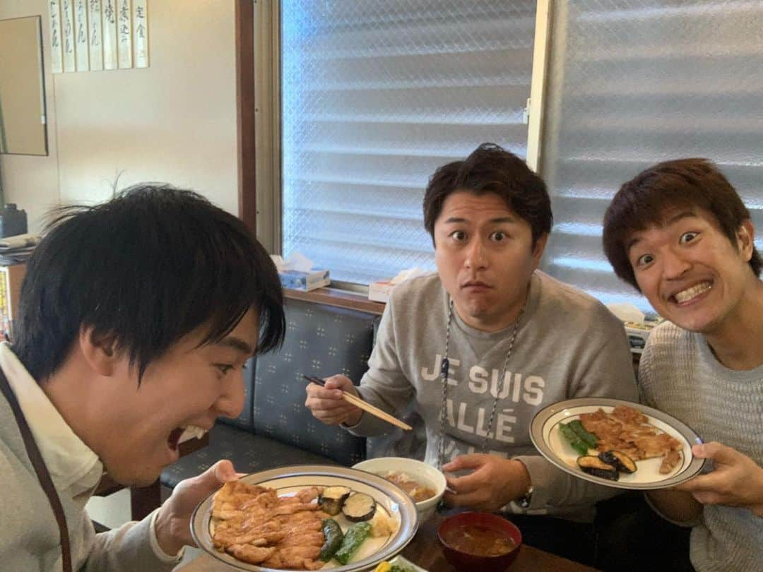 濱田隼さんのインスタグラム写真 - (濱田隼Instagram)「今日の #俺ラン は、仲良し3人組で。(先輩ですが。笑) . 堂野先輩が「メ〜テレの近くに、美味しそうな定食屋さんを見つけた！」とのことで 会社から歩いて7-8分の #たか菜 に行ってきました。 . 店主に聞くと、オススメは #カツ丼 と #焼肉定食 だそうで 私は、焼肉定食をチョイス。 肉の旨味が出ていて絶品でした。 他にもたくさんメニューがあったので 通うことに、なりそうです！ . 今日は #アップ の中継担当です。 ぜひご覧下さい！ . #ランチ #竹田基起 #堂野浩久 #濱田隼 #メーテレ #アナウンサー」12月10日 14時09分 - shun_hamada_nbn