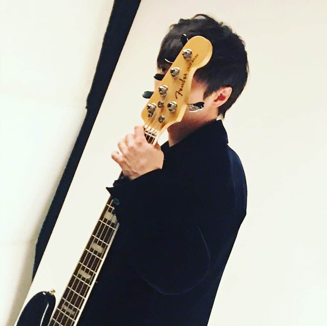 露崎義邦さんのインスタグラム写真 - (露崎義邦Instagram)「ベースマガジン2020年1月号。 5弦ベース対談に参加させてもらいました。12月19日発売。 是非チェックしてみてください。 #bassmagazine #5弦ベース」12月10日 14時09分 - tsuyuzaki_yskn