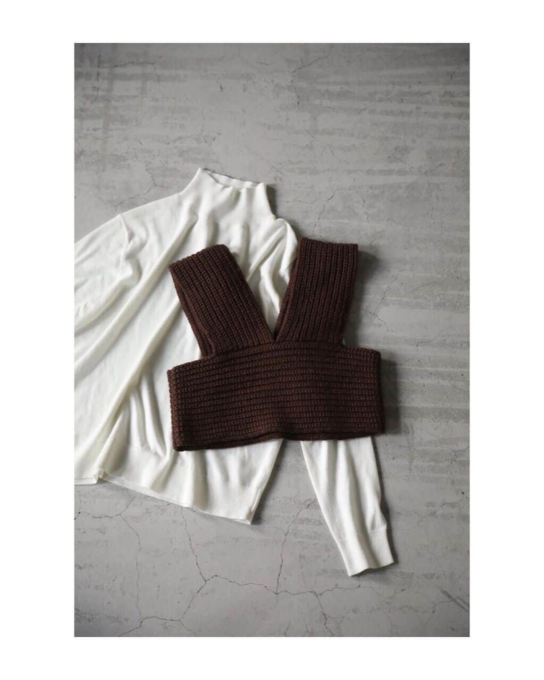 のインスタグラム：「RIM.ARK 2020 PRE SPRING COLLECTION﻿ ____﻿ ﻿ㅤㅤㅤㅤㅤㅤㅤㅤㅤㅤㅤㅤㅤ Knit vest set tops ¥15,000+tax﻿ style sample  #RIMARK_Knitvestsettops 軽いタッチのベーシックなニットと羊毛で編んだニットベストのコンビネーションが印象的な一着。それぞれ単独で着回したり、ベストはTシャツやシャツとのレイヤードもオススメです。 ㅤㅤㅤㅤㅤㅤㅤㅤㅤㅤㅤㅤㅤ RIM.ARK各店、RIM.ARK ONLINE STORE、SHEL'TTER WEB STOREにて発売中 ____﻿ ﻿ㅤㅤㅤㅤㅤㅤㅤㅤㅤㅤㅤㅤㅤ #RIMARK#リムアーク﻿ #2020PRESPRINGRIMARK」