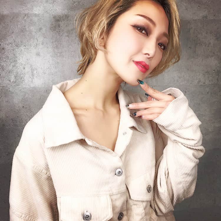 のインスタグラム：「𓇬𓇬𓇬 . 同じとこ３回も噛んだ . 口内炎痛い . ポン酢しみる . 𓇬𓇬𓇬  #tryharddancers#shooting#White#TryHardJapan‬#osaka2nite#サロン#撮影#クリスマス#トライハードダンサーズ#ショートヘア#ショートカット#ショートカット女子#ホワイト#モデル#サロモ#作品#大阪#中丸千愛」