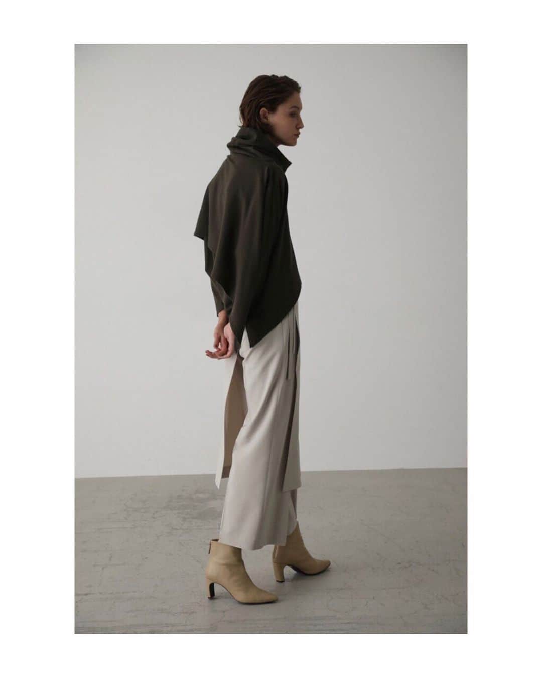 のインスタグラム：「RIM.ARK 2020 PRE SPRING COLLECTION﻿ ____ ﻿ ㅤㅤㅤㅤㅤㅤㅤㅤㅤㅤㅤㅤㅤ Layered asymmetry tops ¥15,000+tax﻿ style sample  #RIMARK_Layeredasymmetrytops ソフトに甘く編み上げた薄手の裏毛素材を使用した肌触り抜群のLayered asymmetry topsは、しっかりとデザインを入れカジュアルすぎない大人が着れるスウェットに仕上げました。ゆったりとしたシルエットながら、フロントのアシンメトリーなラインがバランスをすっきりと見せ、合わせるアイテムを問わず様々なコーディネートを楽しんで頂ける一枚です。 ㅤㅤㅤㅤㅤㅤㅤㅤㅤㅤㅤㅤ 2way apron PT ¥20,000+tax﻿ style sample  #RIMARK_2wayapronPT シワになりにくく、きれいなドレープの出るシーズンレスな中肉厚のジョーゼットを使用した2way apron PT。パンツは裾に向かって程良く広がるセミワイドなシルエットで、抜け感がありつつ上品な印象で履いて頂けます。取り外し可能なエプロンパーツはフロントで結んだり、サイドで結んだりとお好みでレイヤードスタイルを楽しんで頂きたいアイテム。着こなしで変化するバランスが魅力の一枚です。 ㅤㅤㅤㅤㅤㅤㅤㅤㅤㅤㅤㅤㅤ RIM.ARK各店、RIM.ARK ONLINE STORE、SHEL'TTER WEB STOREにて発売中 ﻿ㅤㅤㅤㅤㅤㅤㅤㅤㅤㅤㅤㅤㅤ ____﻿ ﻿ㅤㅤㅤㅤㅤㅤㅤㅤㅤㅤㅤㅤㅤ #RIMARK#リムアーク﻿ #2020PRESPRINGRIMARK」