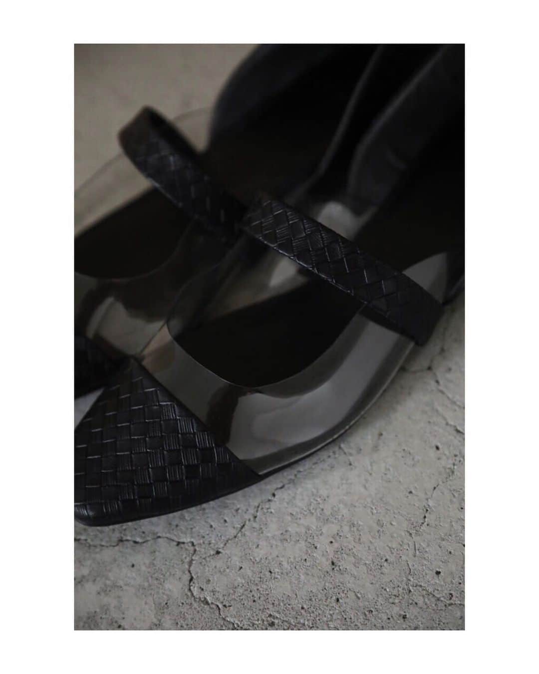 のインスタグラム：「RIM.ARK 2020 PRE SPRING COLLECTION﻿ ____﻿ ﻿ㅤㅤㅤㅤㅤㅤㅤㅤㅤㅤㅤㅤㅤ Low heel clear ¥18,000+tax﻿ ㅤㅤㅤㅤㅤㅤㅤㅤㅤㅤㅤㅤㅤ 柄見えする型押しのFレザーとクリア素材のドッキングで程よい肌見せが出来、足元から春を先取りできるアイテム。ローヒールでかかとをカバーしている仕様なので歩きやすさと安定感を感じられるパンプスです。 ㅤㅤㅤㅤㅤㅤㅤㅤ RIM.ARK各店、RIM.ARK ONLINE STORE、SHEL'TTER WEB STOREにて発売中ㅤ ㅤㅤㅤㅤㅤㅤㅤㅤㅤㅤㅤㅤㅤ ____﻿ ﻿ㅤㅤㅤㅤㅤㅤㅤㅤㅤㅤㅤㅤㅤ #RIMARK#リムアーク﻿ #2020PRESPRINGRIMARK #RIMARK_Lowheelclear」
