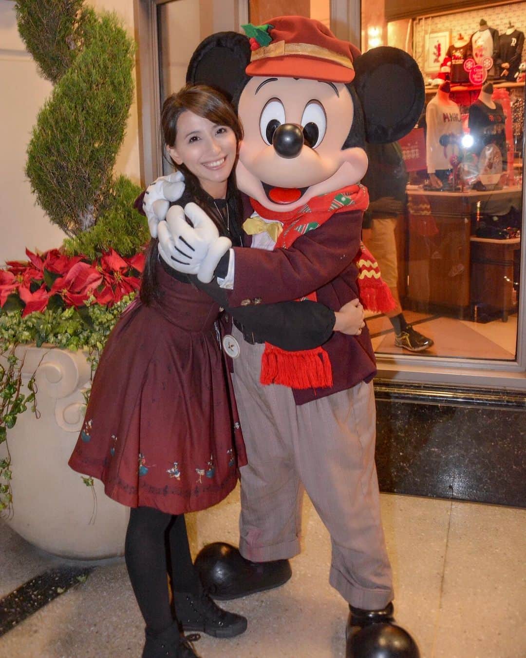 矢部あやのインスタグラム：「201811 3day ブエナミッキー♡ 好きすぎて2周したらジャケット有り無し両方会えた！！ かわいー！大好きー！！ ・ #disneycaliforniaadventure #DCA #mickeymouse #charactergreeting #secrethoney」