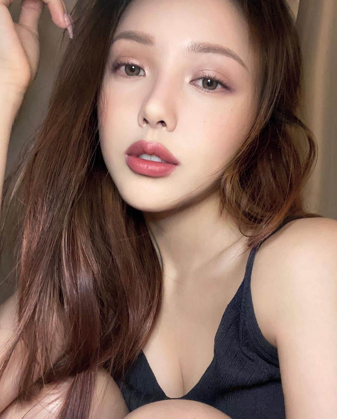 ポニーのインスタグラム：「#유료광고 #제품협찬  . 자신감 있고, 당당한 여성을 만들기 위해 노력하며 지향하는 크리스찬 루부탱 립스틱은 사용하는 사람을 매혹적으로 보이게 해줄 뿐만 아니라 제품 자체만으로도 주변의 이목을 끌기에 충분하답니다:) . 사진 속에 제가 발라 본  #ROCOCOTTE 컬러는 뉴트럴한 MLBB 계열인데 탁한 기가 적은 컬러라 자연스러운 입술 혈색 같아요. 쓱쓱 발라도 데일리로 너무 좋은 색!!! 텍스처는 매트하지도 글로시하지도 않은 건강한 입술 본연에서 느껴지는 부드러운 광택으로 마무리되는 느낌이었어요. 그리고 루부탱은 립스틱 바디 자체로도 무게감 있고 디자인이 상당해서 립스틱이라기보다 고급스러운 악세서리를 갖고 다니는 느낌이 들어요!!! 루부탱의 스틸레토 힐을 연상케 하는 전체적인 패키징이 뭔가 내가 나에게, 또는 아끼는 사람들에게 선물하고 싶어지는 욕구를 일으키는 것 같아요🌹✨ . . @LouboutinBeauty #Louboutinbeauty #ChristianLouboutin  #AD .」