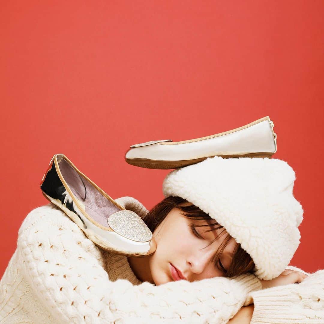 バタフライツイストのインスタグラム：「✨﻿ 冬らしいニットやボアには、煌びやかなゴールドのシューズを。華やかさとリラックスムードのバランスが◎﻿ ﻿ 【EVIE】﻿ B21048 ¥5,500(+tax)﻿ ﻿ #butterflytwists #バタフライツイスト #ポケッタブルシューズ #フラットシューズ #🥿﻿」